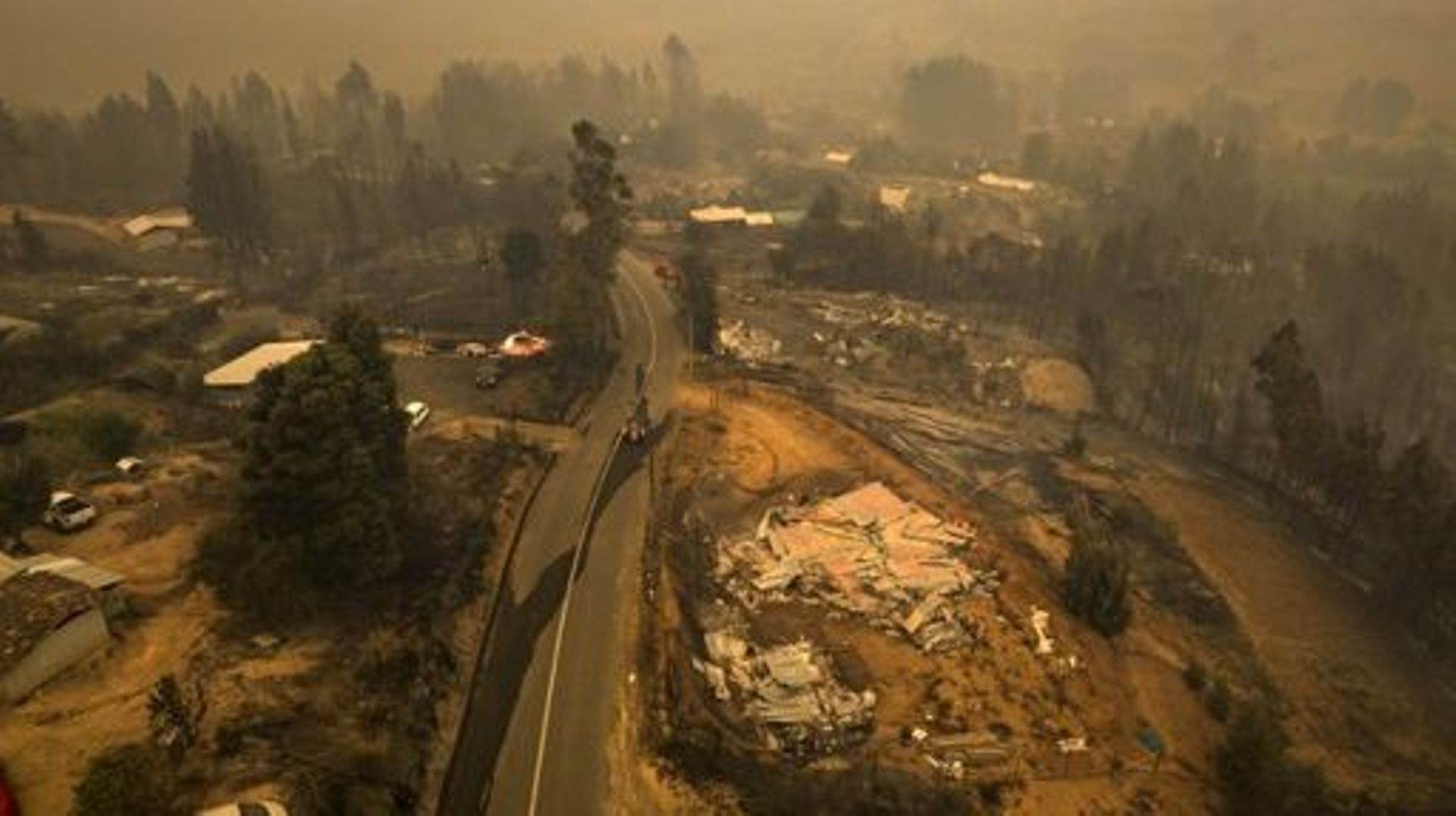 Vue aérienne de champs brûlés lors d’un incendie à Santa Juana, province de Concepcion, Chili, le 3 février 2023.