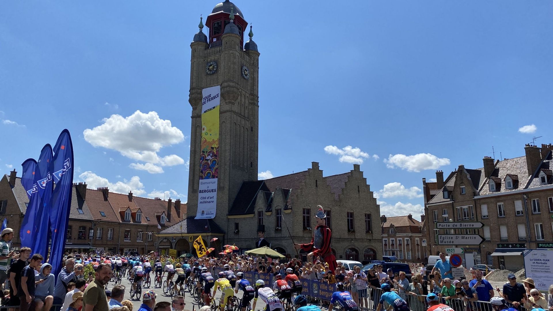 Le beffroi de Bergues paré d’une banderole aux couleurs du Tour de France pendant le passage du peloton.