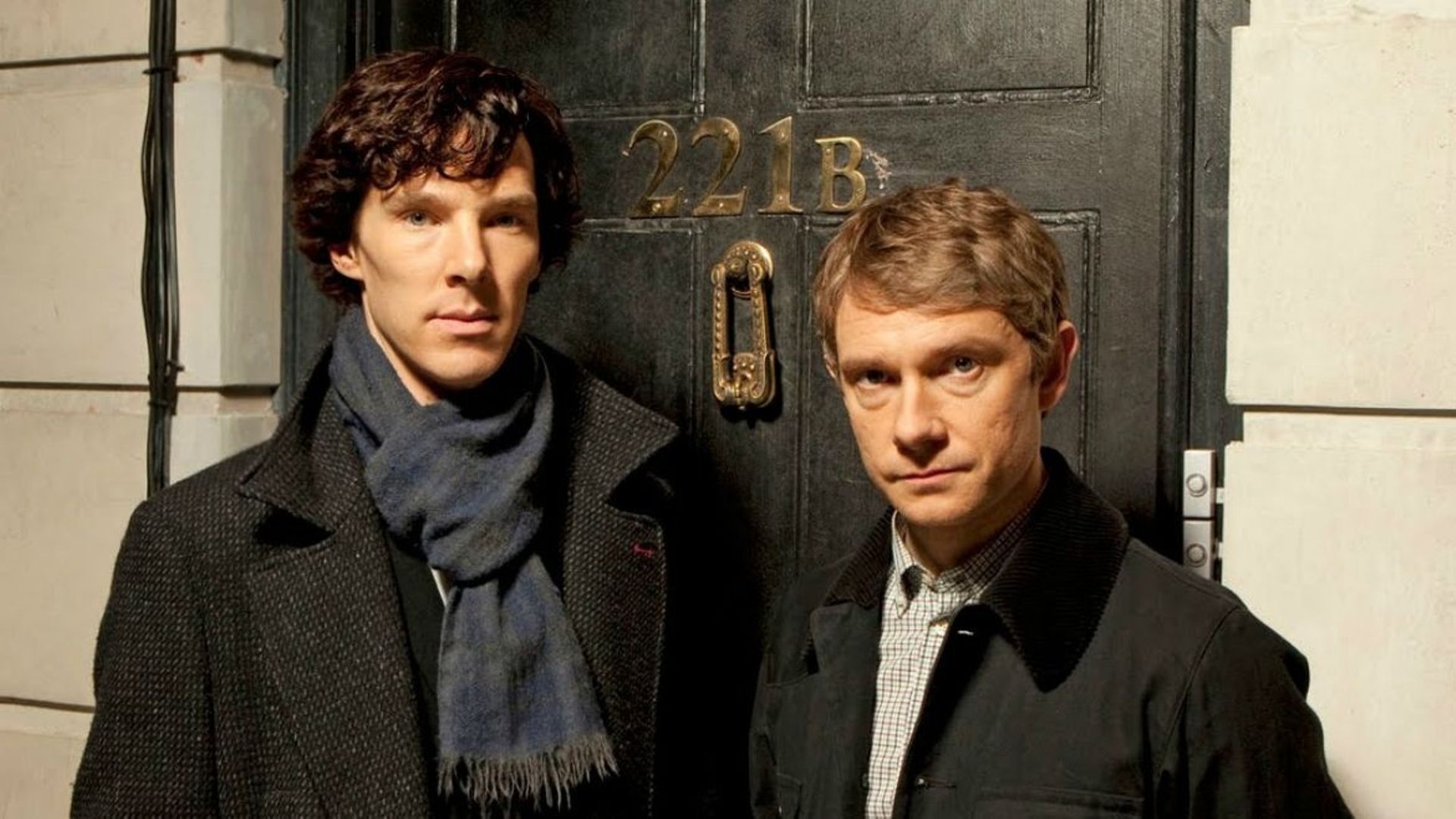 Benedict Cumberbatch et Martin Freeman, devant le 221B, Baker Street.