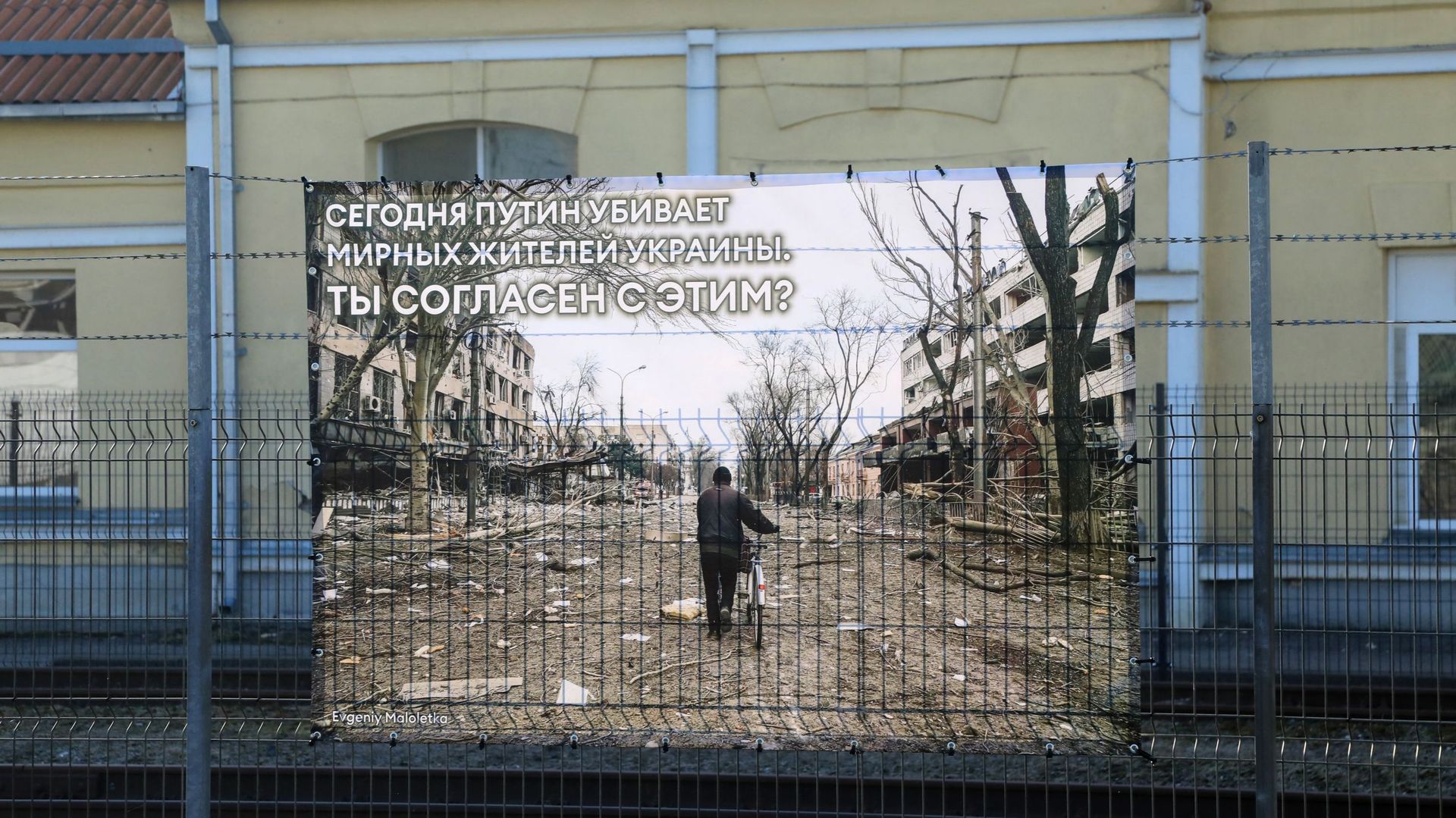 Une bannière avec une photo d’Evgeniy Maloletka, un photographe travaillant pour Associated Press (AP), est vue à côté d’autres photos de la guerre de la Russie en Ukraine à la gare de Vilnius, en Lituanie, le 25 mars 2022.