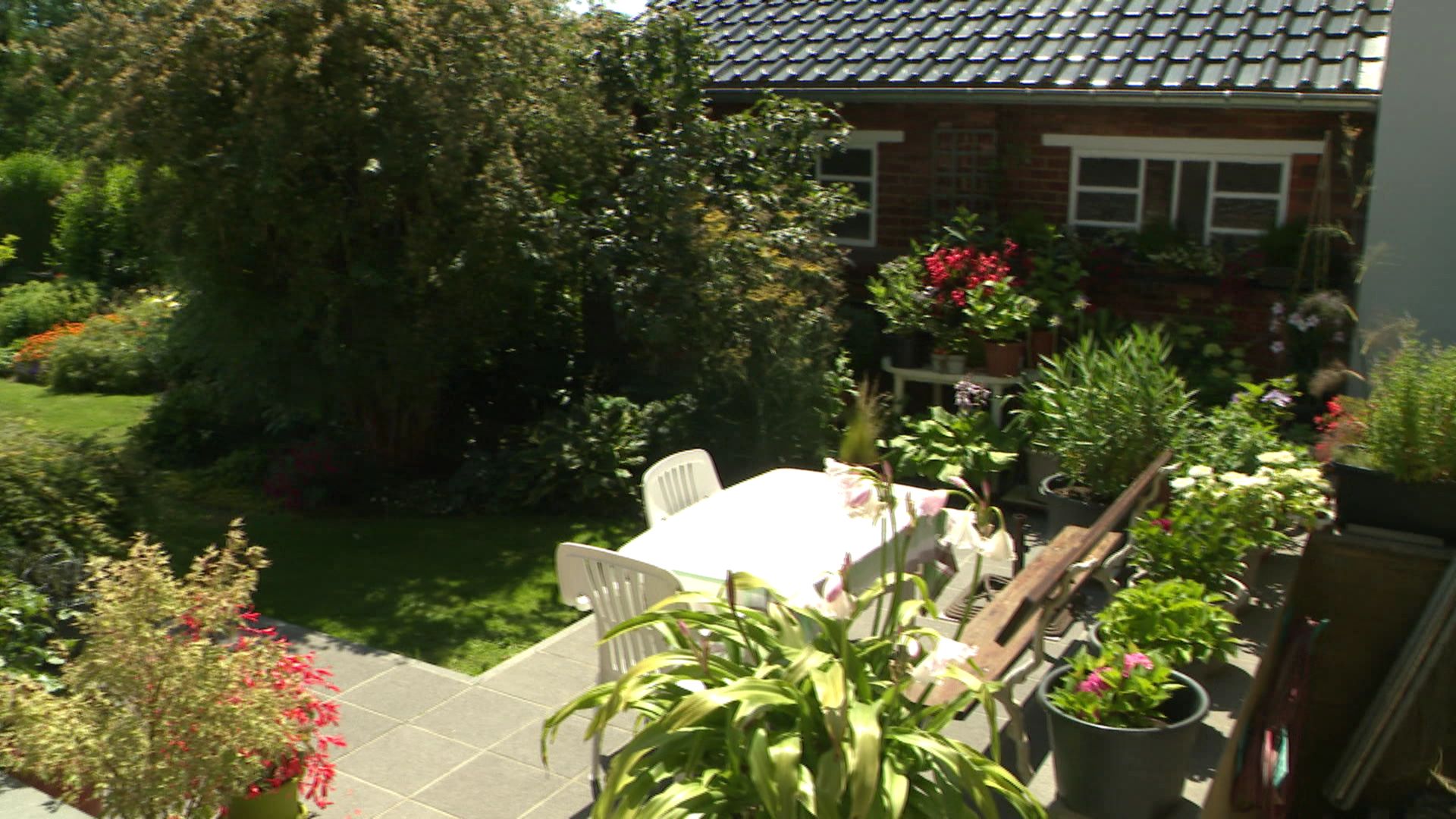 Terrasse de jardin avec des pots sur roulettes