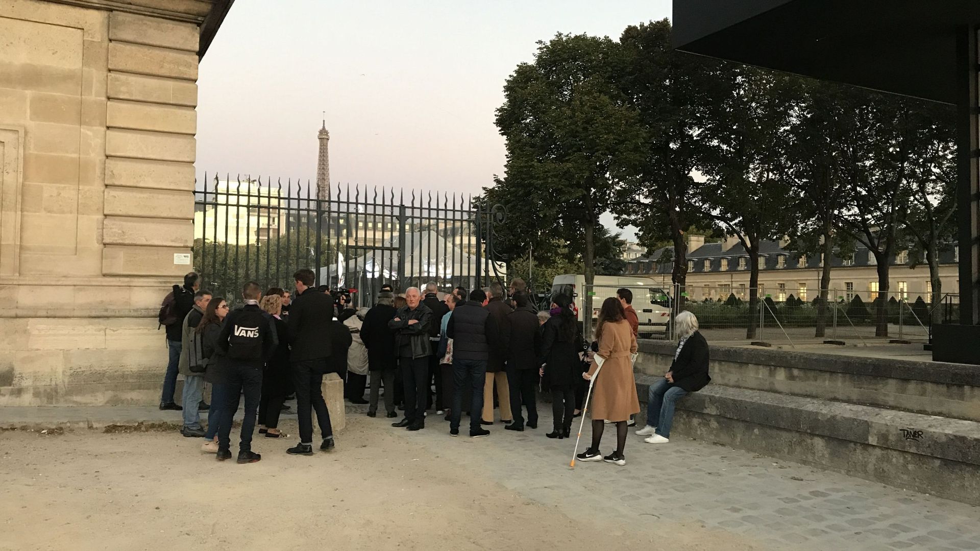 Certains sont arrivés tôt ce vendredi matin pour assister à l'hommage rendu à Charles Aznavour à Paris.