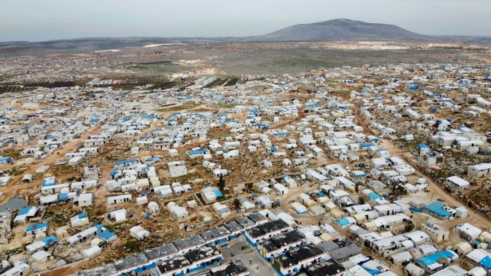 Vue aérienne du camp de déplacés syriens à Dayr Hassan, le 5 mars 2020 dans la proince d'Idleb
