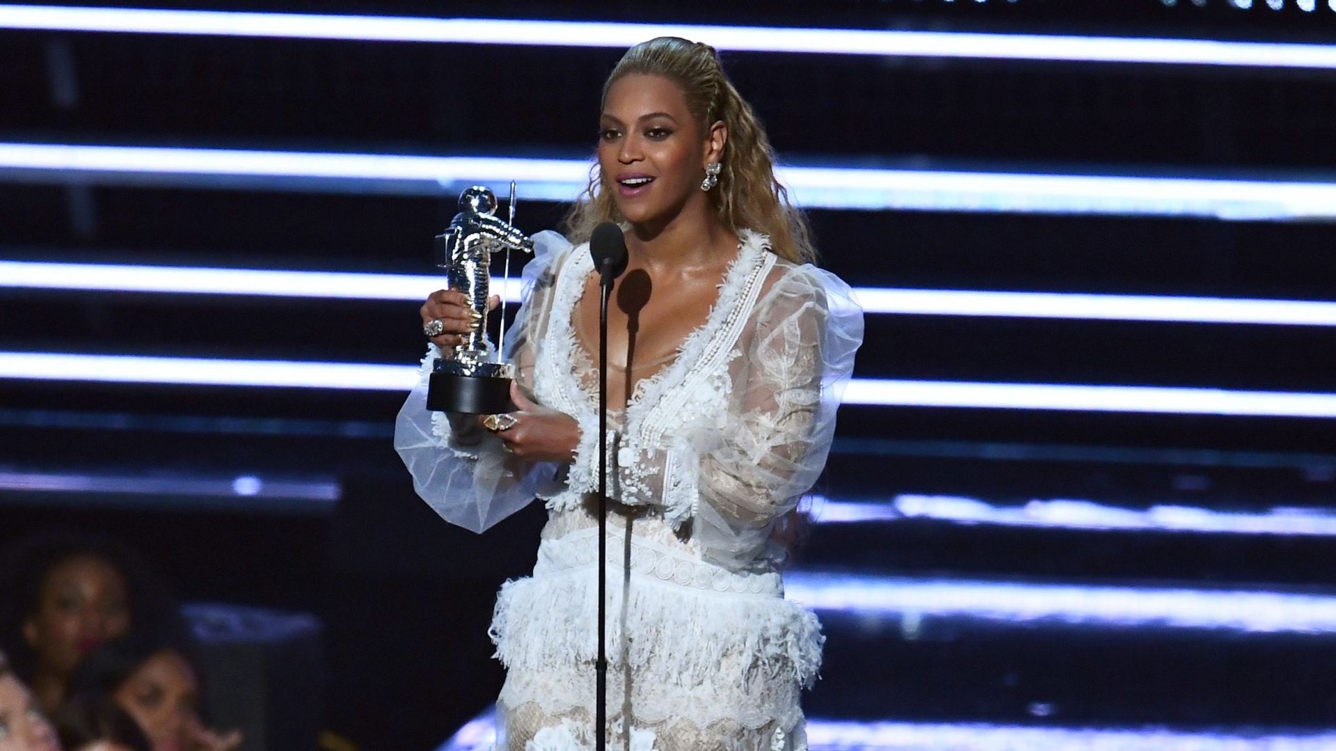 MTV VMA's: Beyoncé enflamme la soirée et fait le plein de trophées ...