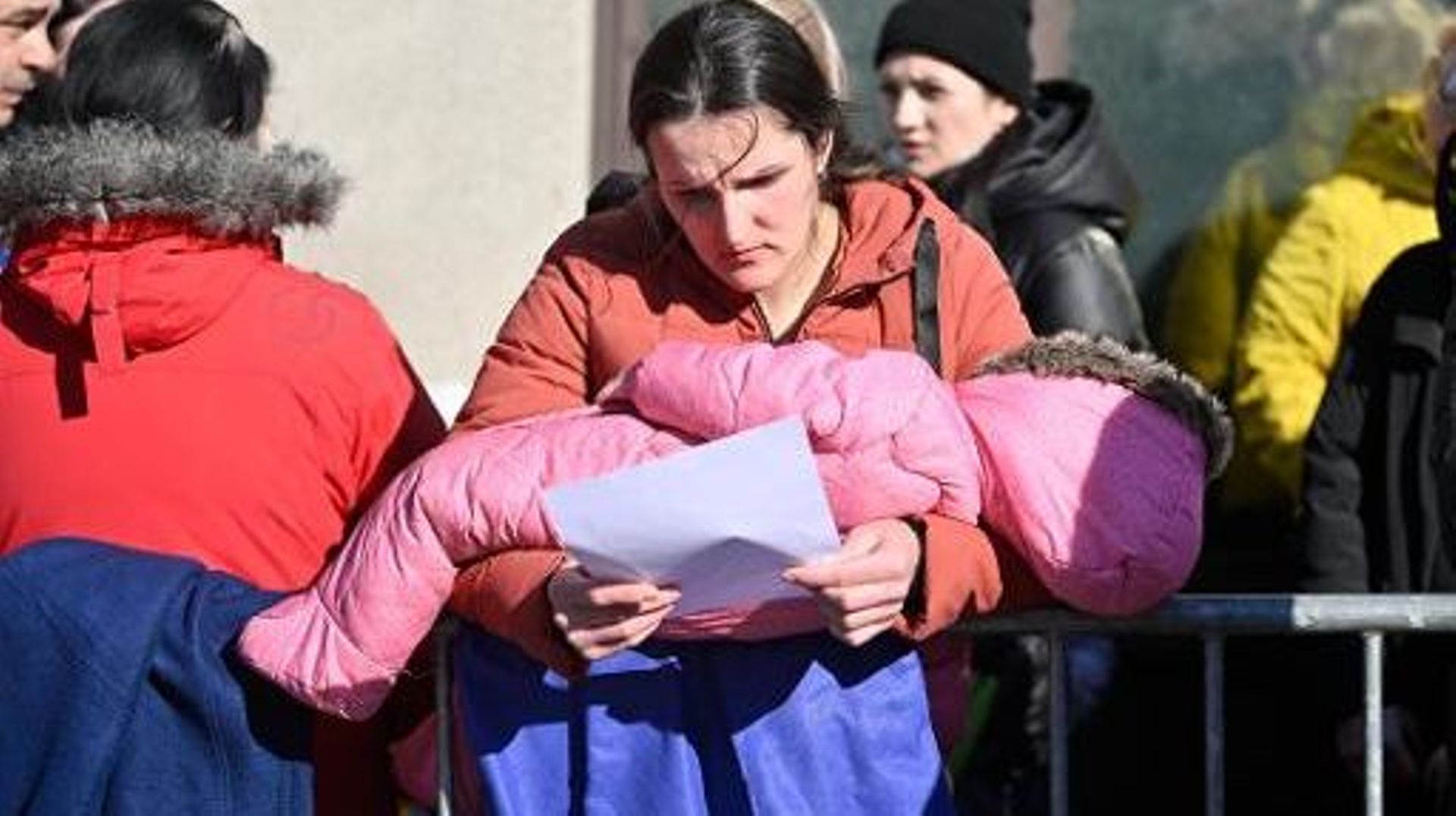 Un millier d’exilés ukrainiens font encore la file devant l’ex-hôpital Bordet à Bruxelles