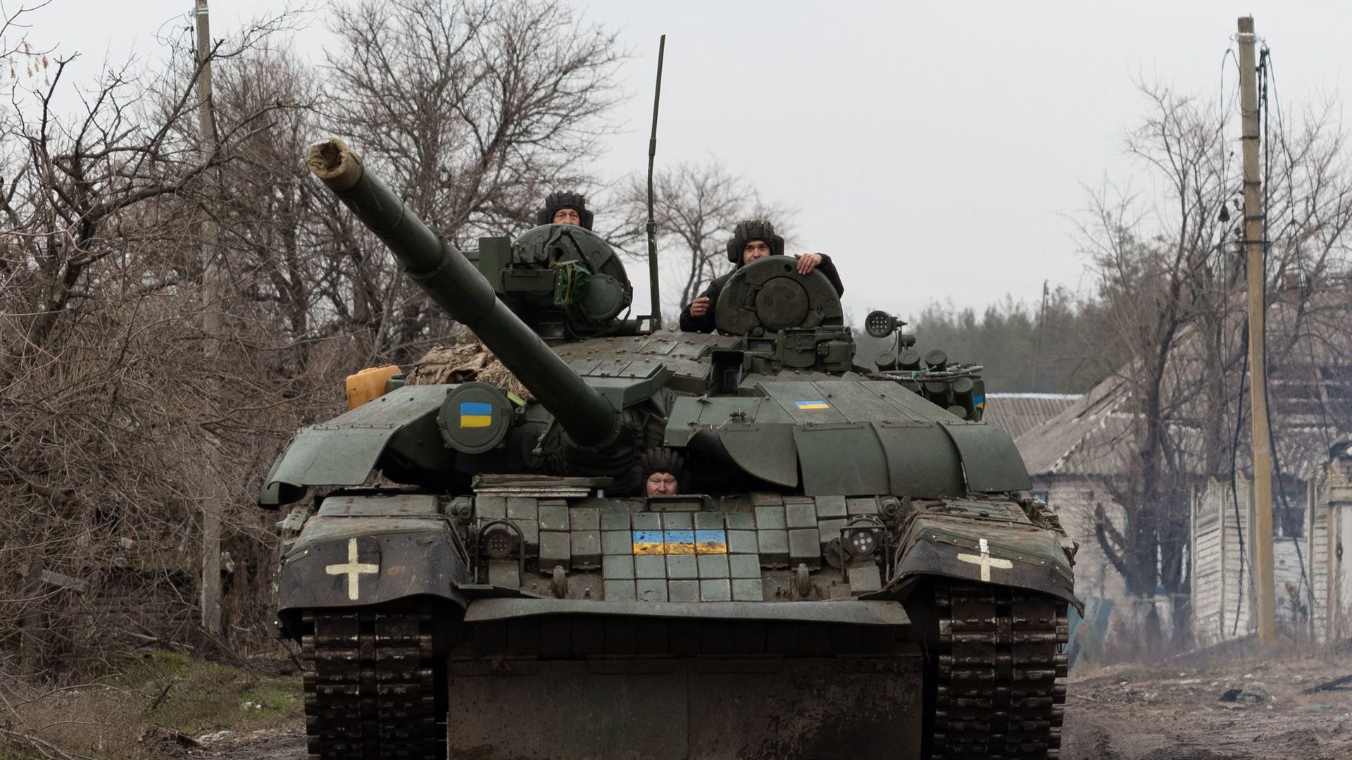 Des militaires ukrainiens montent sur un char d’assaut dans un lieu non divulgué de l’est de l’Ukraine, le 29 décembre 2022, en pleine invasion de l’Ukraine par la Russie.
