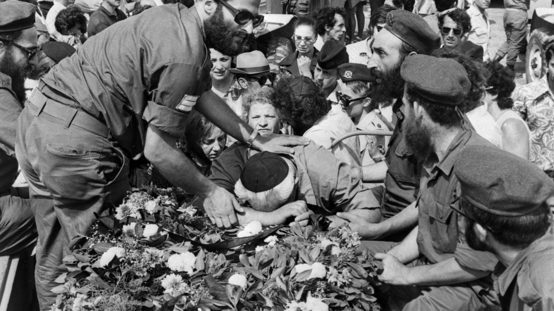 Des membres de la famille pleurent pendant les funérailles de l’équipe olympique israélienne victime de la prise d’otages palestinienne, en septembre 1972 à Tel Aviv.