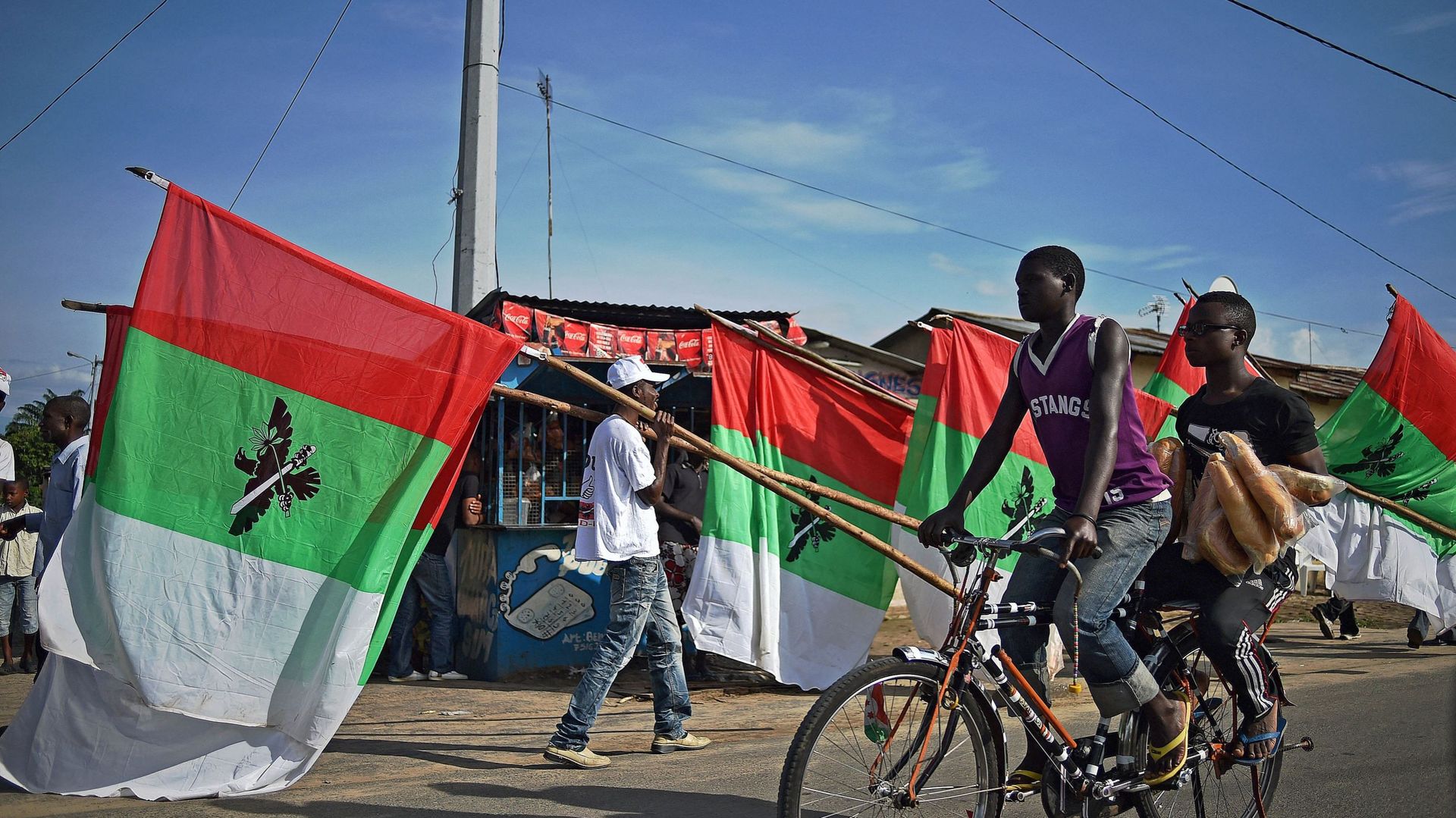 Drapeau du parti au pouvoir, le CNDD FDD, dans les rues de Bujumbura en 2015