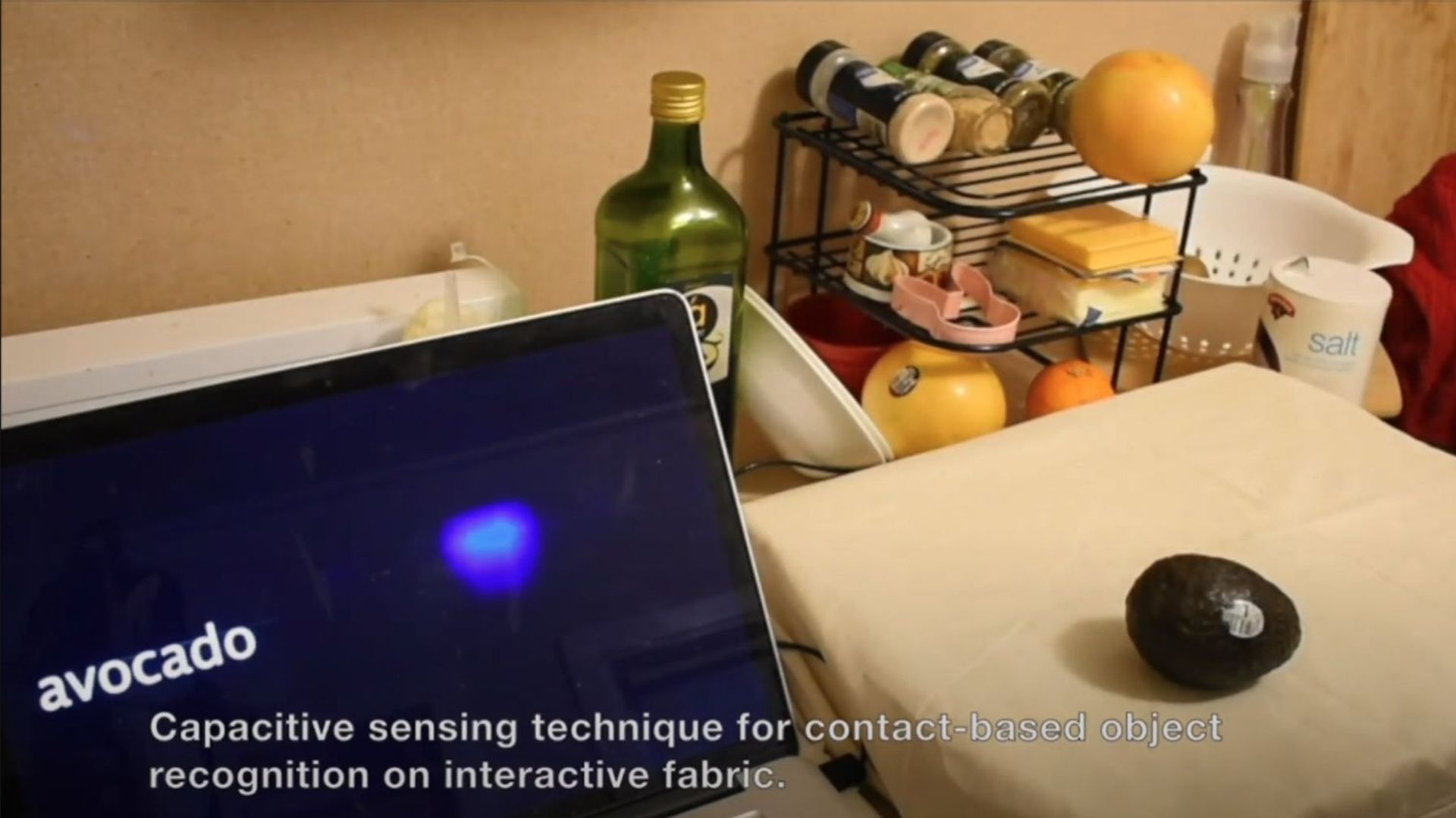 Les créateurs de la technologie Capacitivo ont mis en ligne une vidéo dans laquelle des objets et des aliments sont reconnus par le biais d'un tissu intelligent.