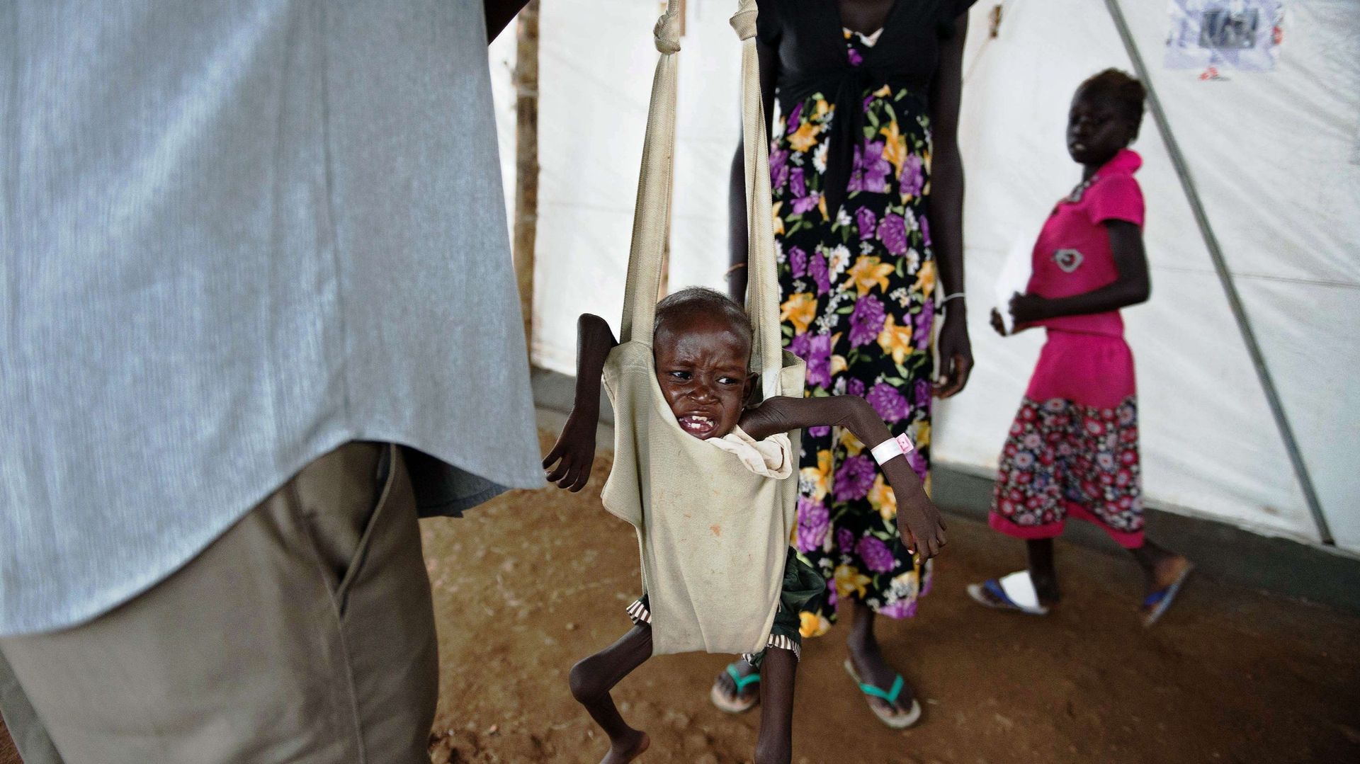 Un enfant soiuffrant de malnutrition est pesé