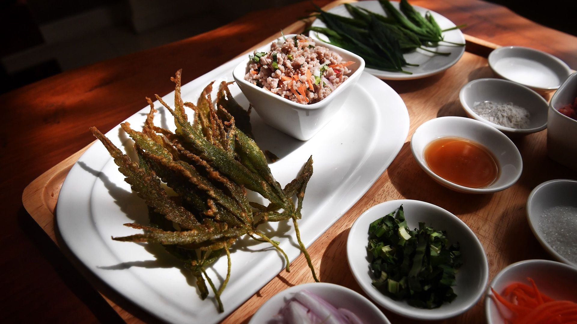 Un mois après la déclassification par la Thaïlande de la plante de cannabis, le restaurant d'un hôpital de province a révolutionné son menu pour proposer plats et boissons à l'herbe.
