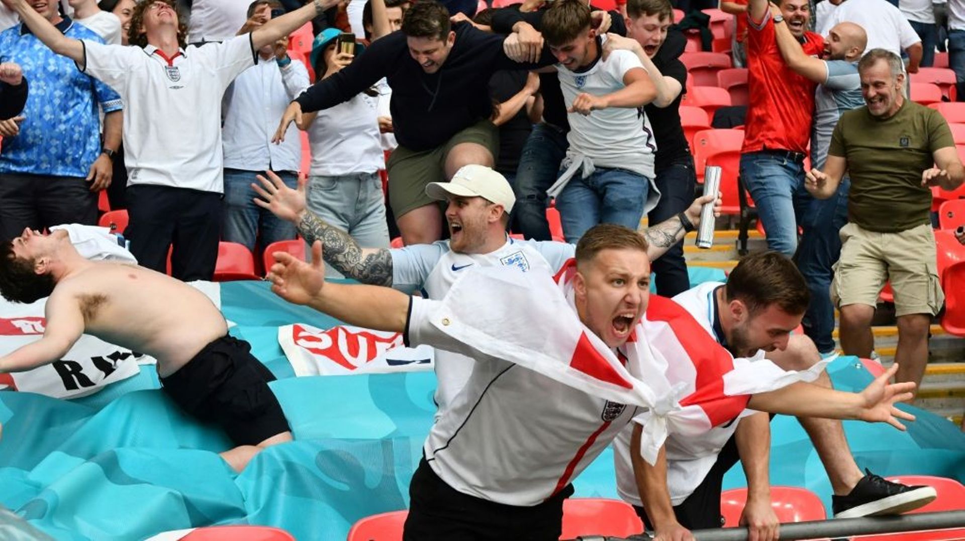 Les supporters anglais, agglutinés les uns sur les autres, célèbrent le but de Harry Kane contre l’Allemagne à l’Euro, le 29 juin 2021 à Wembley