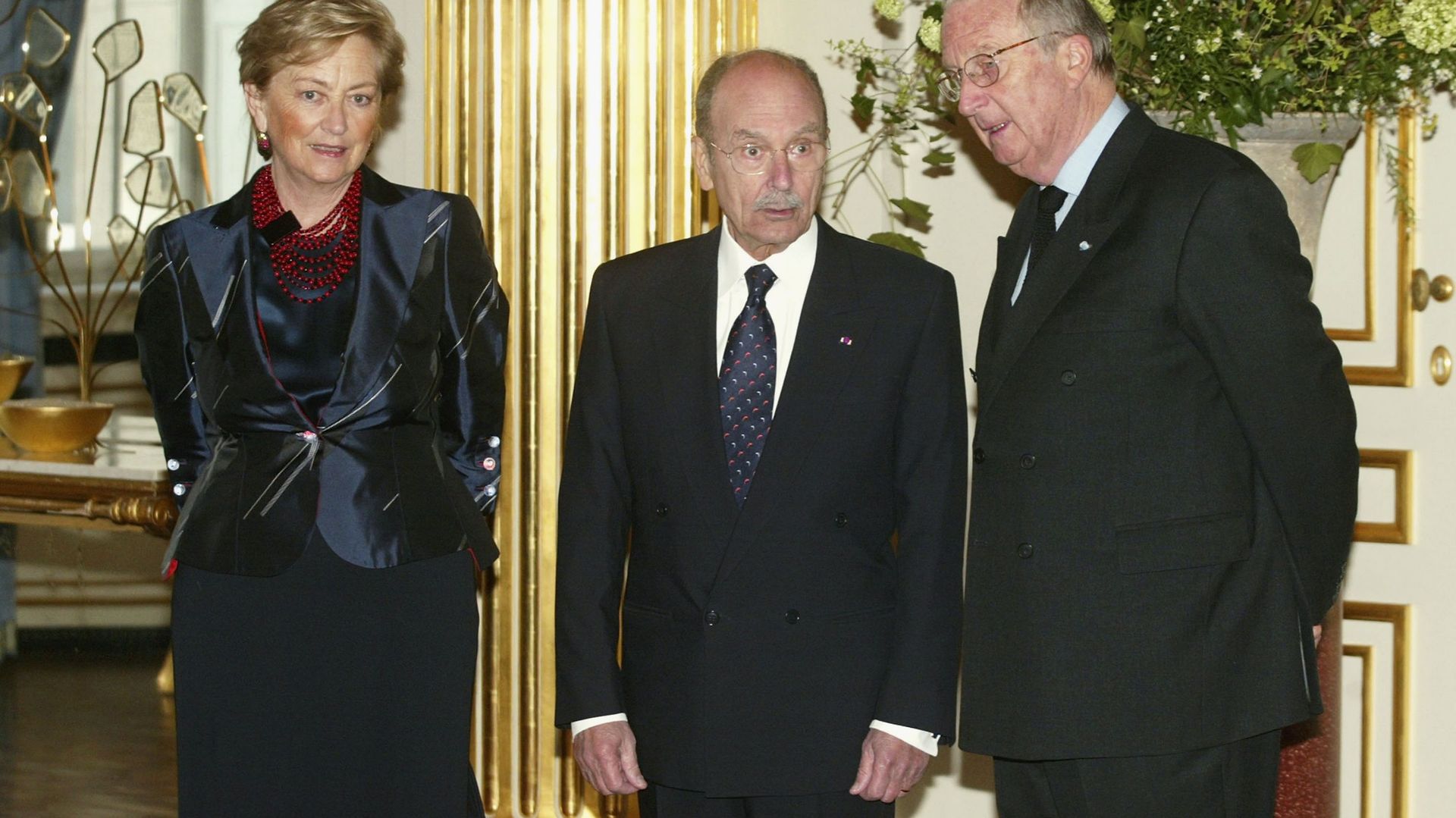 Dans la salle Empire, en 2005, le couple royal reçoit le président grec Constantinos Stephanopoulos; à gauche, on aperçoit l'une des "Fleurs du Palais royal"... 