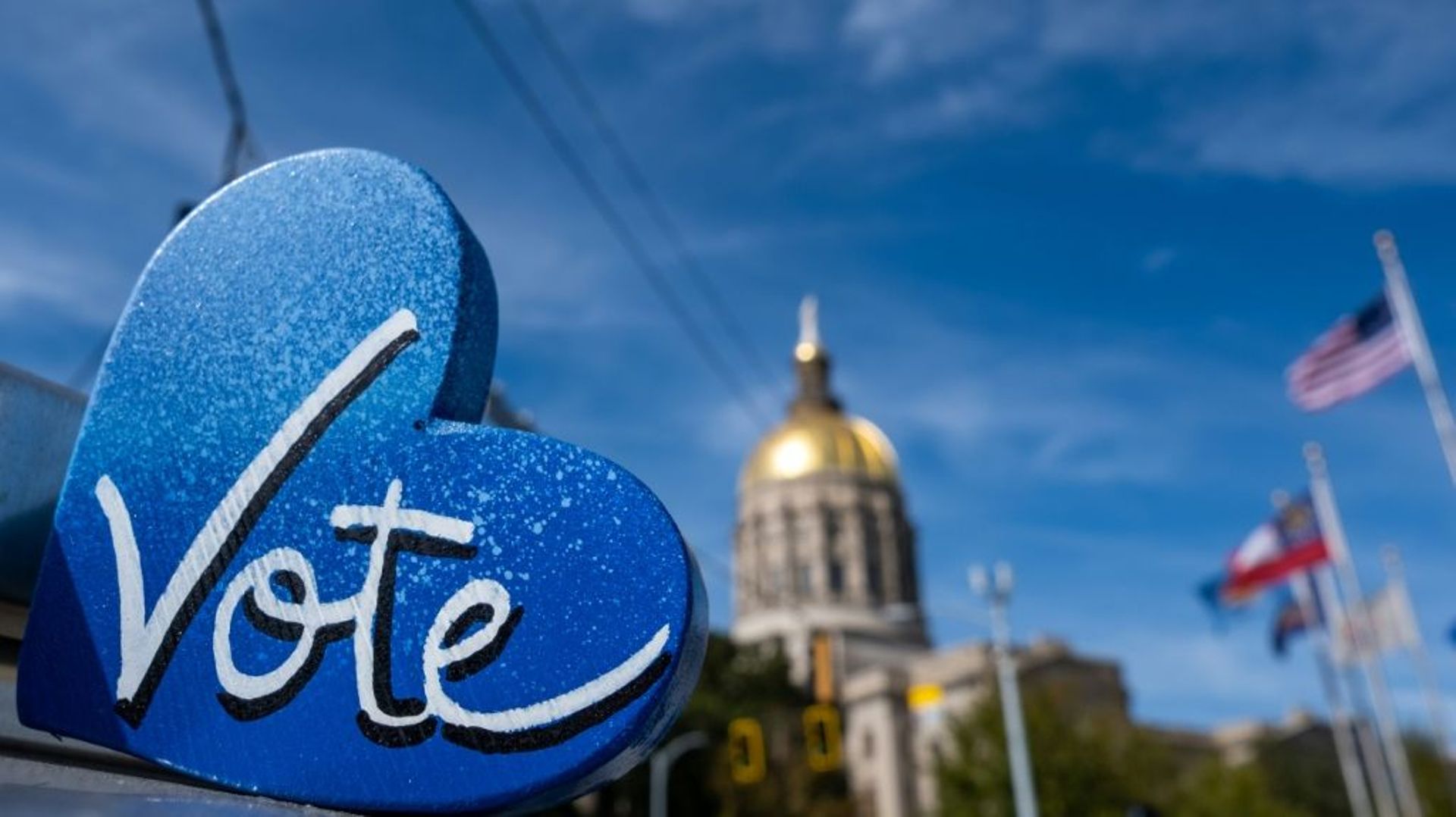 Le Capitole de l’Etat américain de Géorgie derrière un panneau appelant à participer aux élections de mi-mandat, à Atlanta le 9 novembre 2022