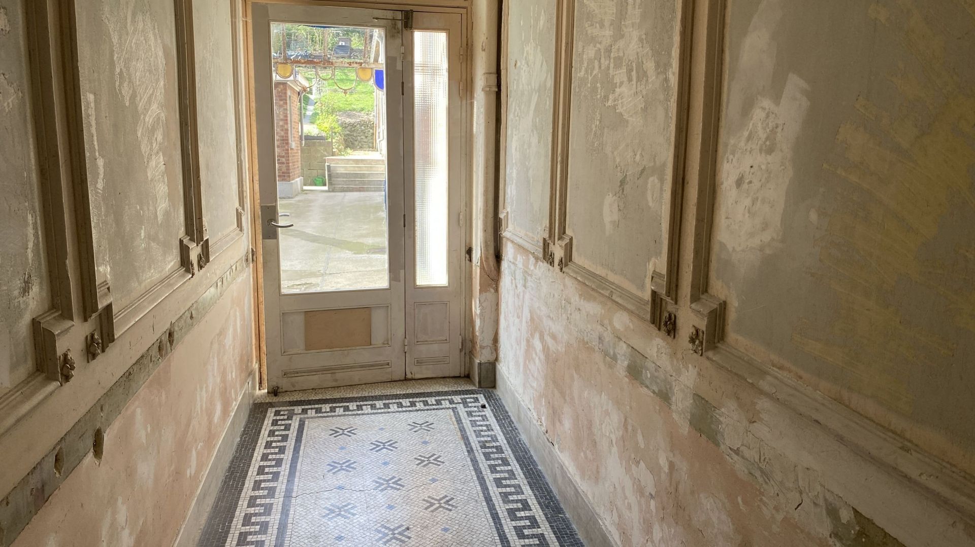 Le hall d’entrée de l’immeuble.
