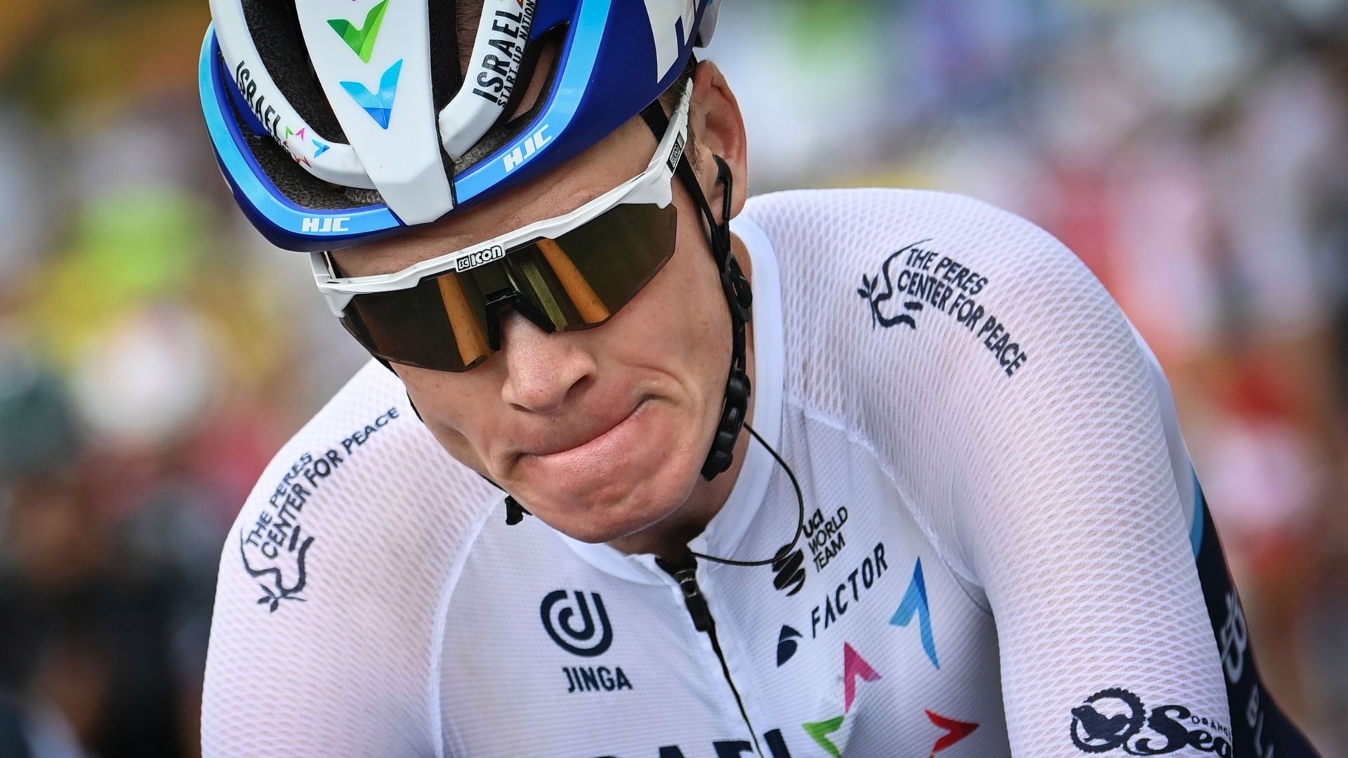 Chris Froome traine son spleen en queue de peloton du Tour de France.