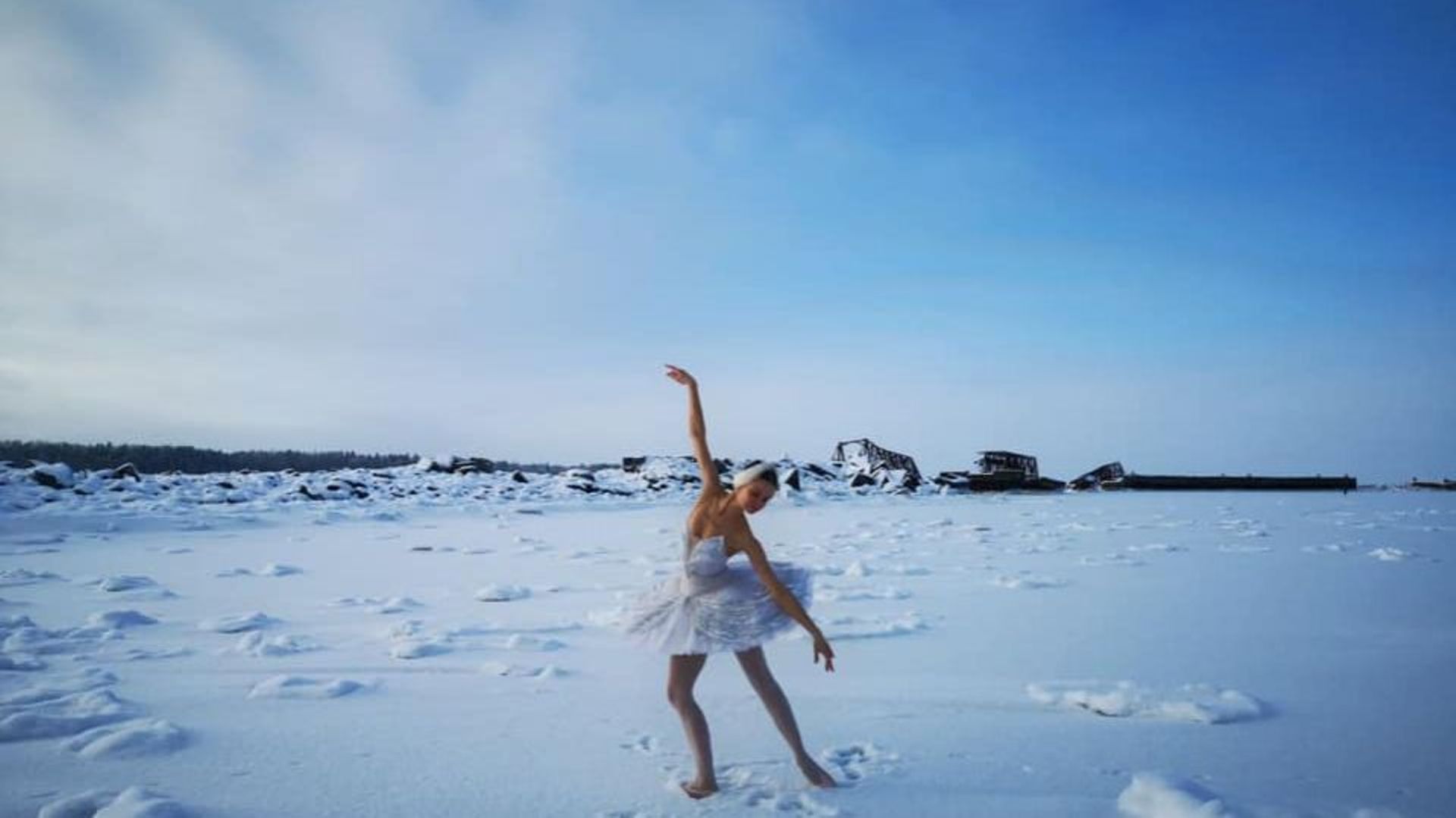Une ballerine russe danse le Lac des Cygnes sur une plage enneigée pour protester contre sa future destruction