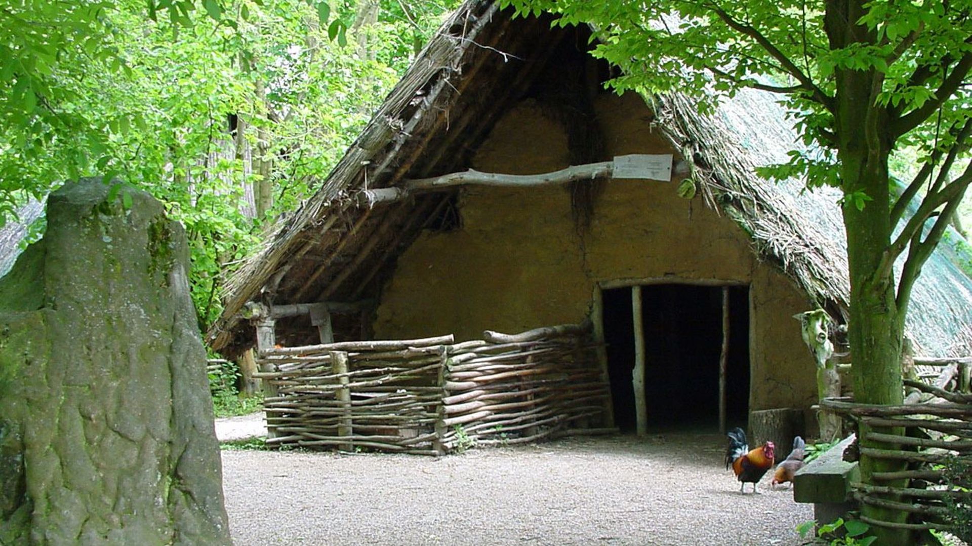 Maison néolithique qui accueille le dimanche, des artisans au travail.