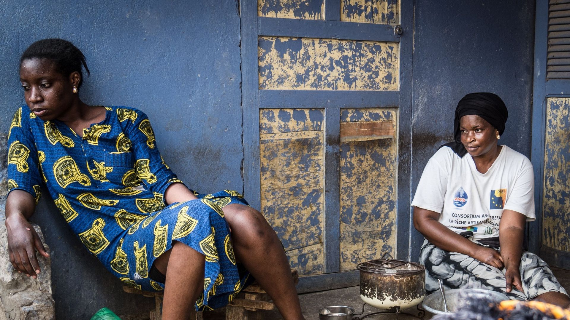 Les mères et les sœurs, malgré leur désir de suivre les hommes de leur famille, restent souvent à Thiaroye pour s’occuper des plus jeunes.