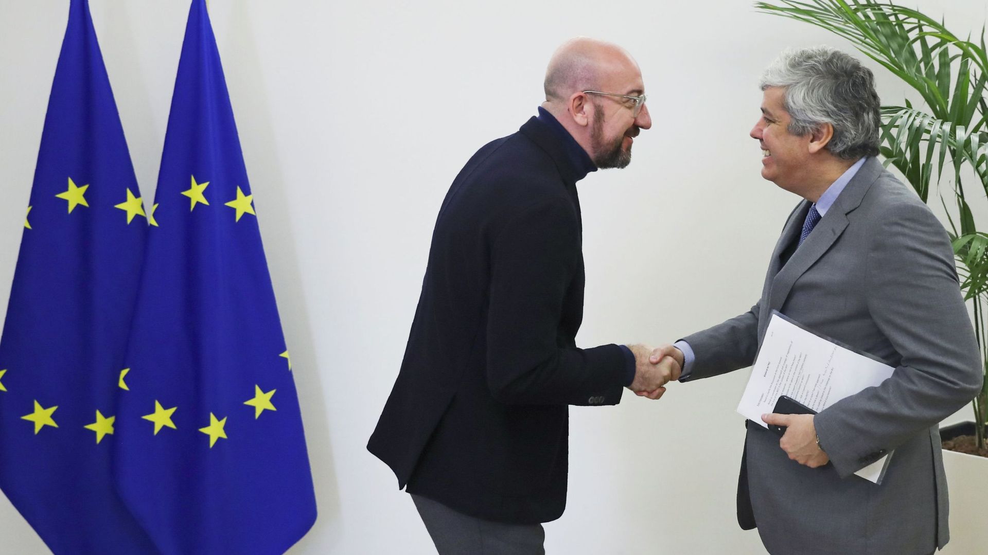 Le président du Conseil européen Charles Michel (à gauche) serre la main du président de l'Eurogroupe Mario Centeno avant leur rencontre au bâtiment Europa à Bruxelles le 20 janvier 2020.
