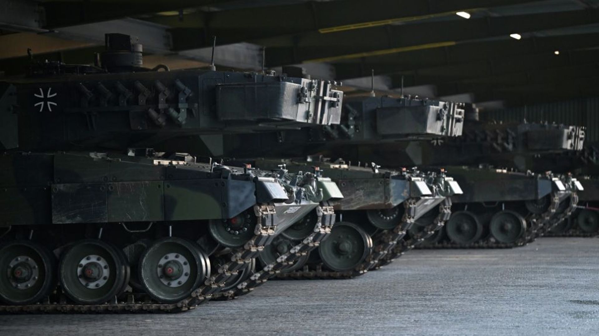 Des chars Leopard 2 allemands, destinés à être livrés à l’Ukraine, le 1er février 2023 sur la base d’Augustdorf, en Allemagne.