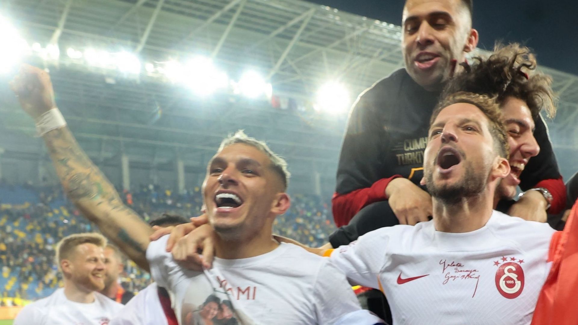UEFA Champions League: il Galatasaray, con un gol di Dries Mertens, prende l’opzione per la qualificazione