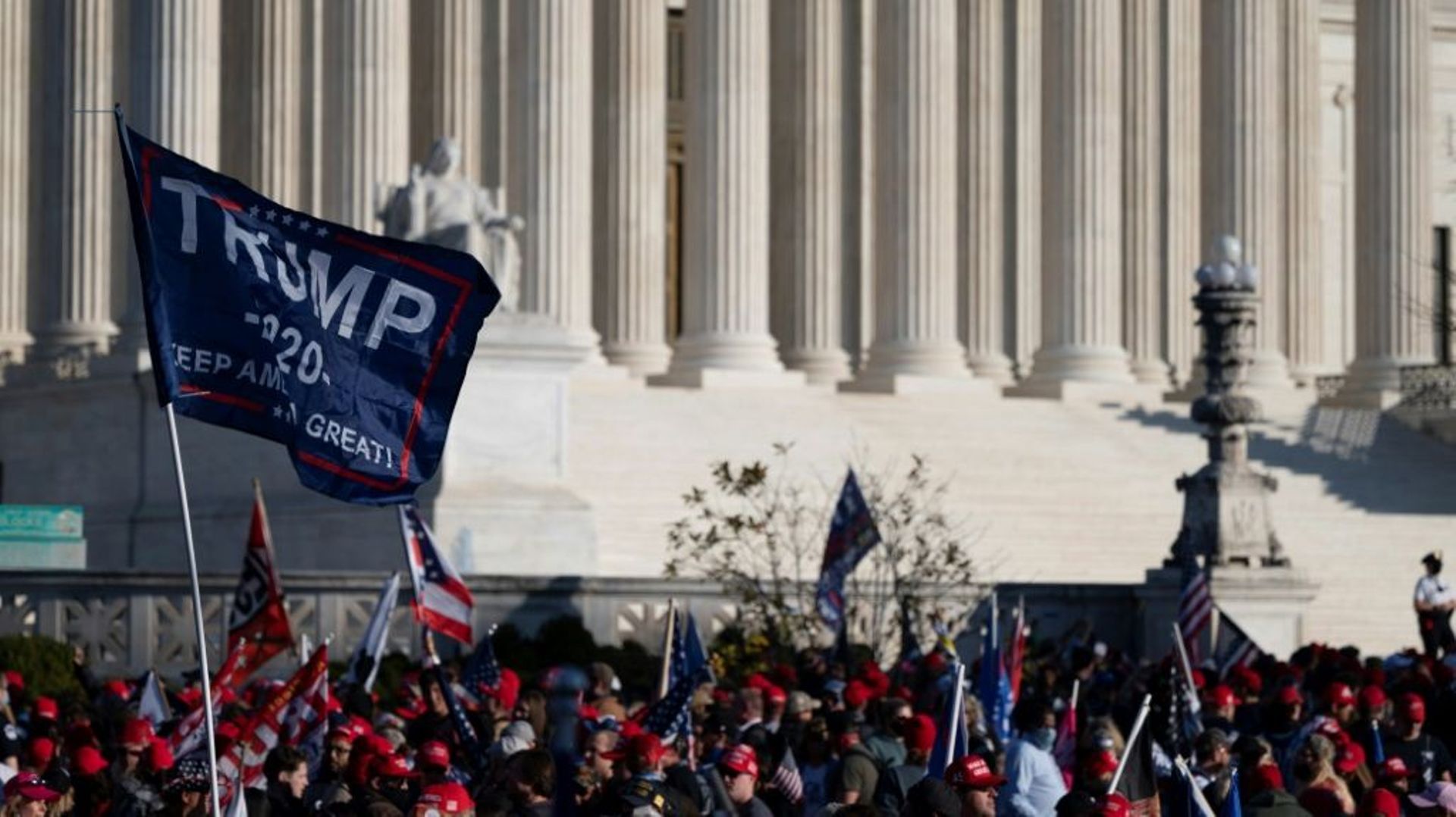 Des supporteurs du président Donald Trump rassemblés devant la Cour suprême, le 14 novembre 2020 à Washington
