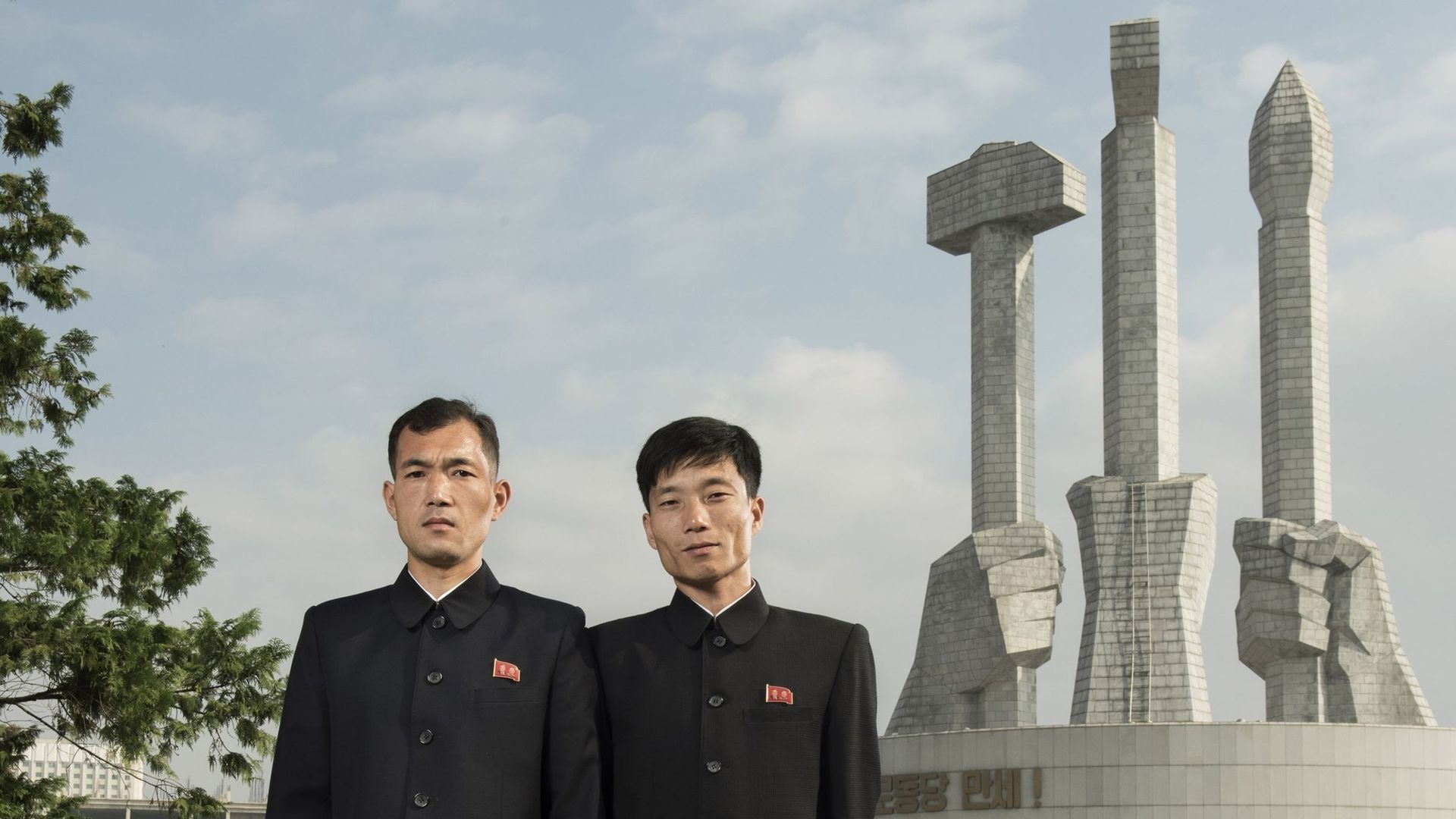 Stéphan Gladieu. Monument à la fondation du Parti des travailleurs, Pyongyang, Corée du Nord.