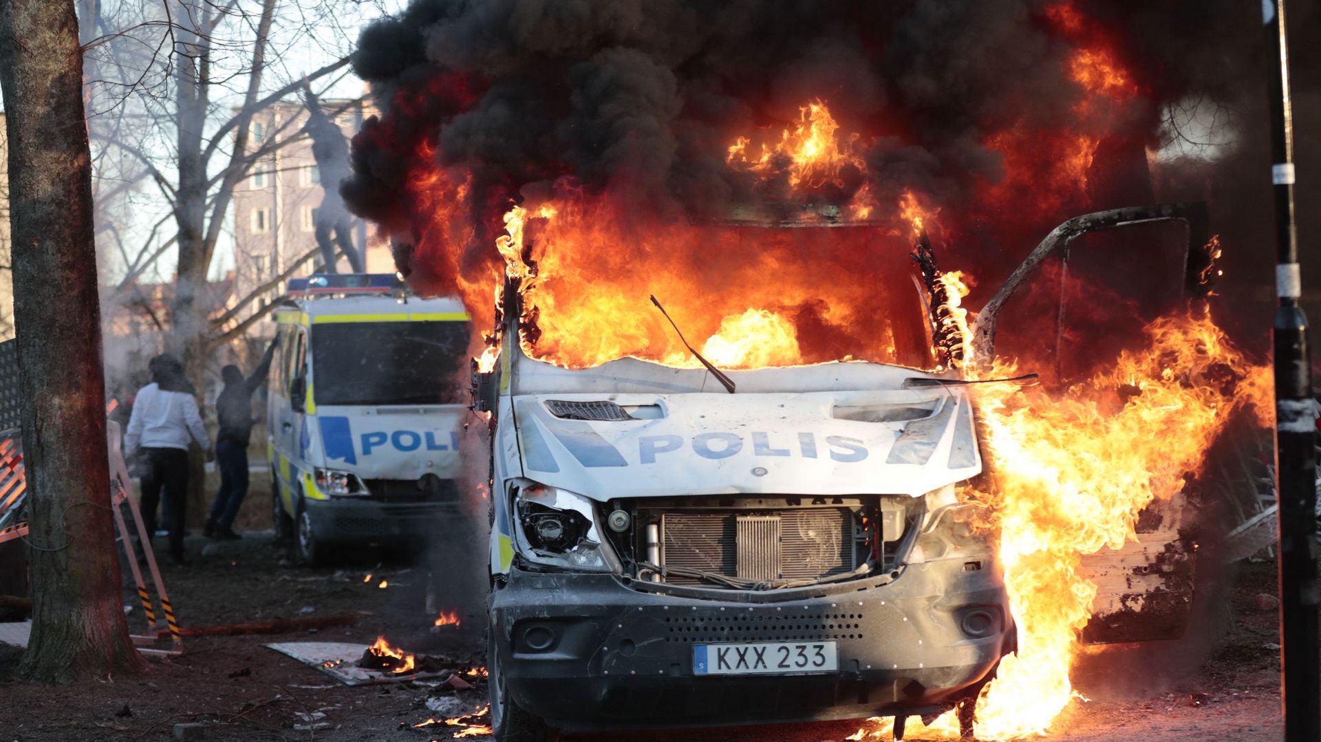 Une voiture incendiée à Orebro (Suède) le 15 avril 2022.