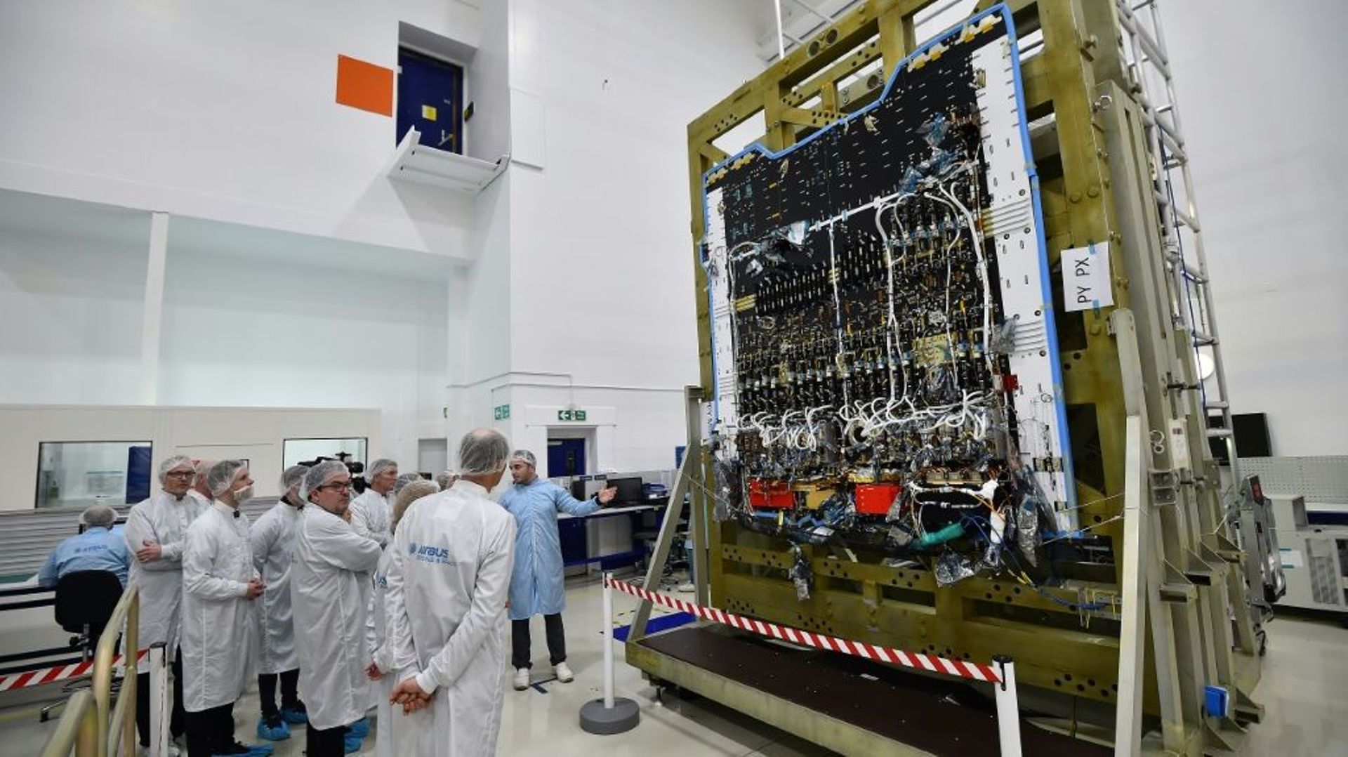Le satellite Quantum dans la salle blanche d'Airbus Defence System à Portsmouth, en Grande-Bretagne, le 26 février 2018