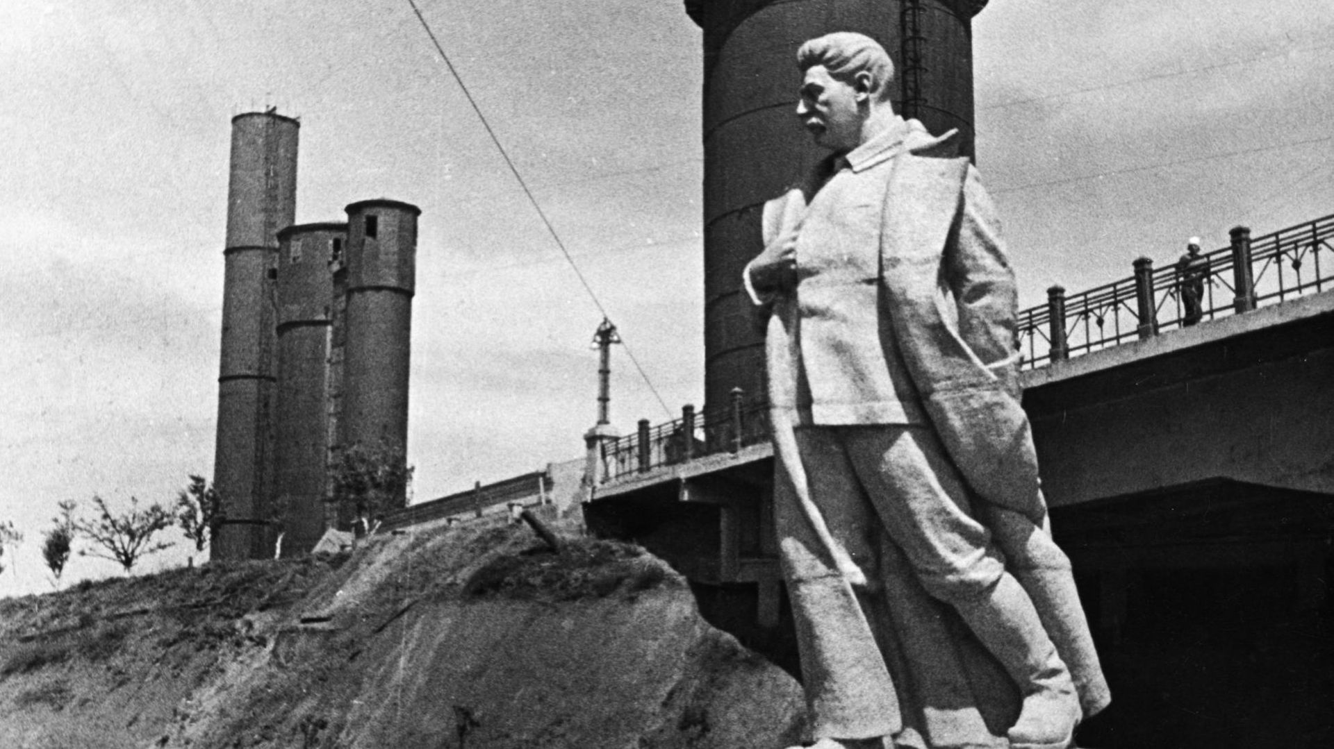 Statue de Staline près d’un haut-fourneau, en 1940.
