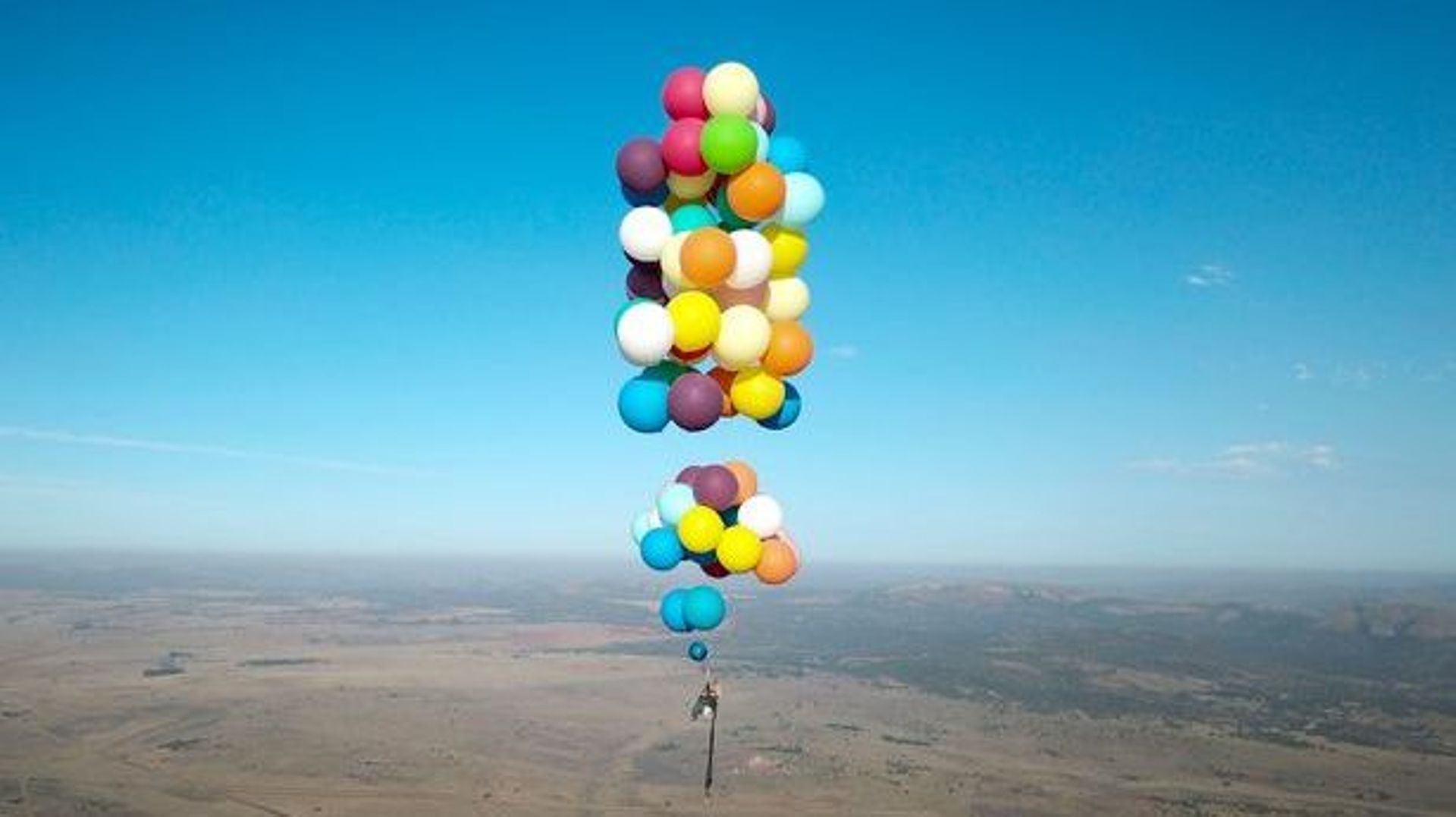 Un Britannique s'envole... grâce à des ballons gonflés à l'hélium © The Adventurists