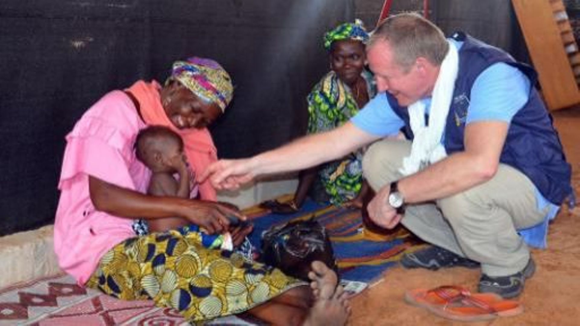 Dans le Sahel, plus de 10 millions de personnes sont menacées par la famine. Des ONG belges dénoncent la complicité des banques belges dans la spoliation des terres agricoles