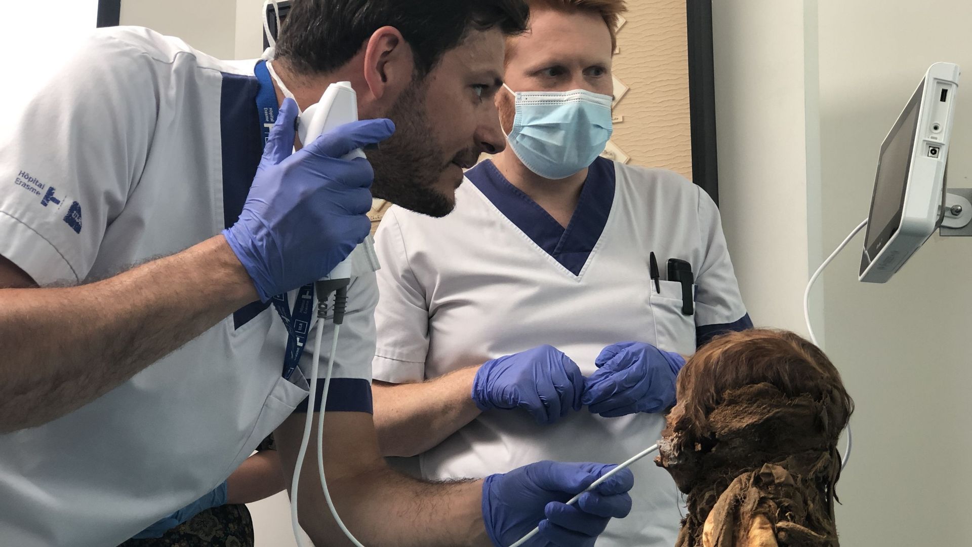 Deux ORL pratique une endoscopie sur la momie Inca.