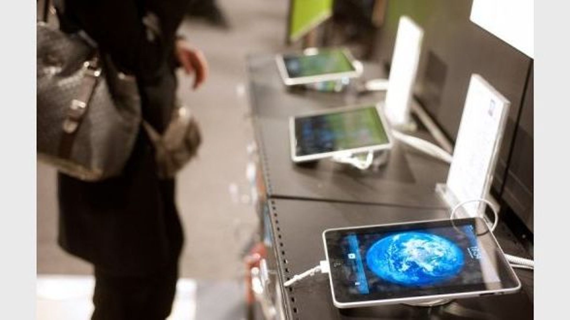 Des tablettes numériques sont présentées dans un magasin de matériel informatique à Paris, le 26 janvier 2011