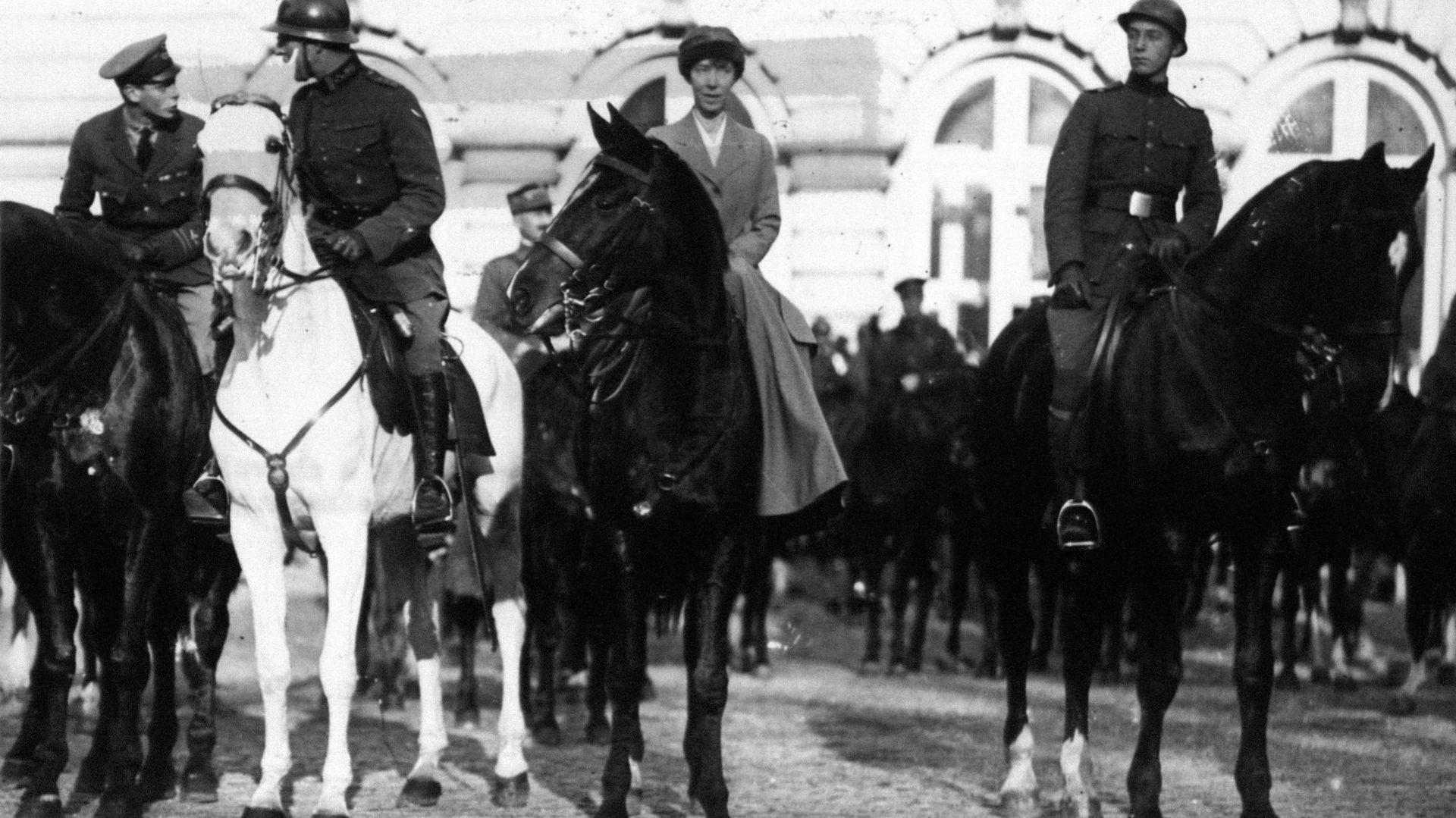 Albert 1er, le Roi qui a voulu le suffrage universel, devant le Parlement, à cheval, le 22 novembre 1918