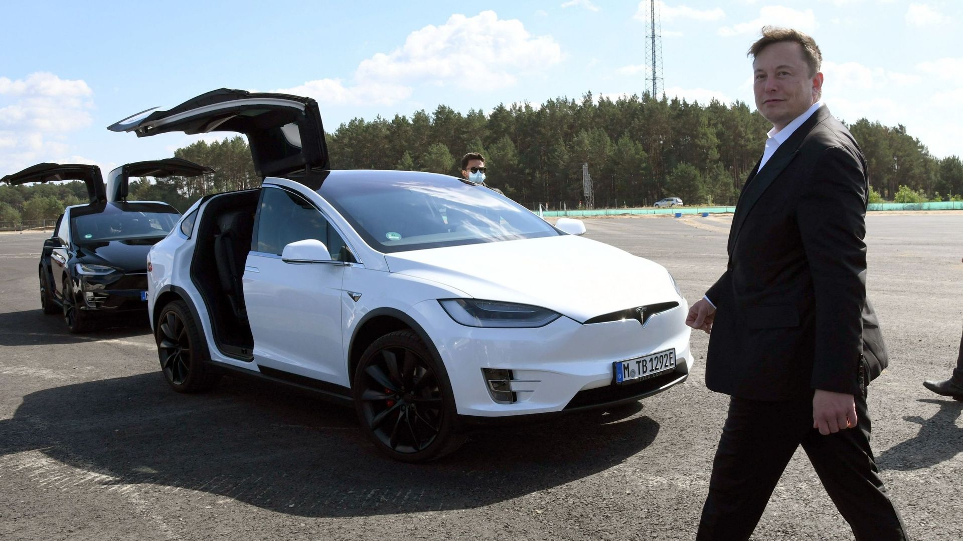 Elon Musk devant une de ses Tesla.