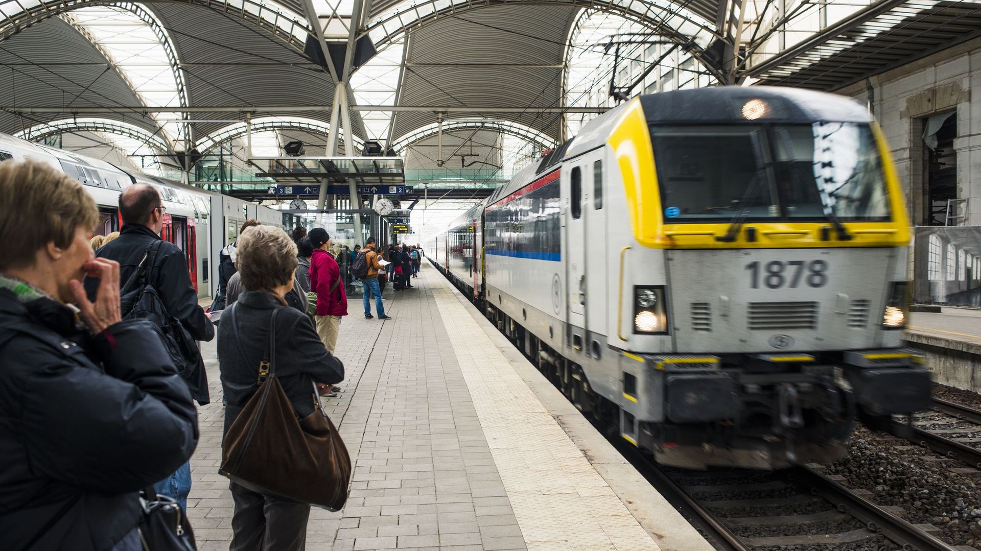 Un Train En Retard, Le Hasard. Trois Trains En Retard… Bonjour Les ...