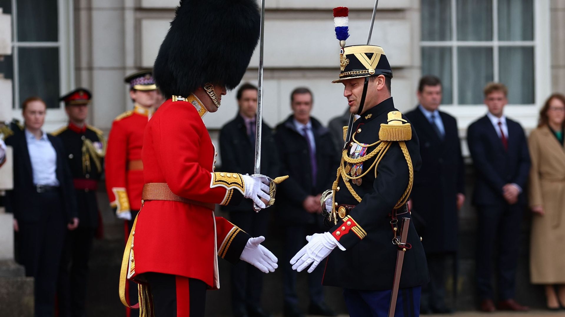 120 ans d’Entente cordiale entre la France et le Royaume-Uni, célébré avec une relève de la garde croisée à l’Élysée et Buckingham . Fd4985548a8c5fc666051ae0f82a02fe-1712578278