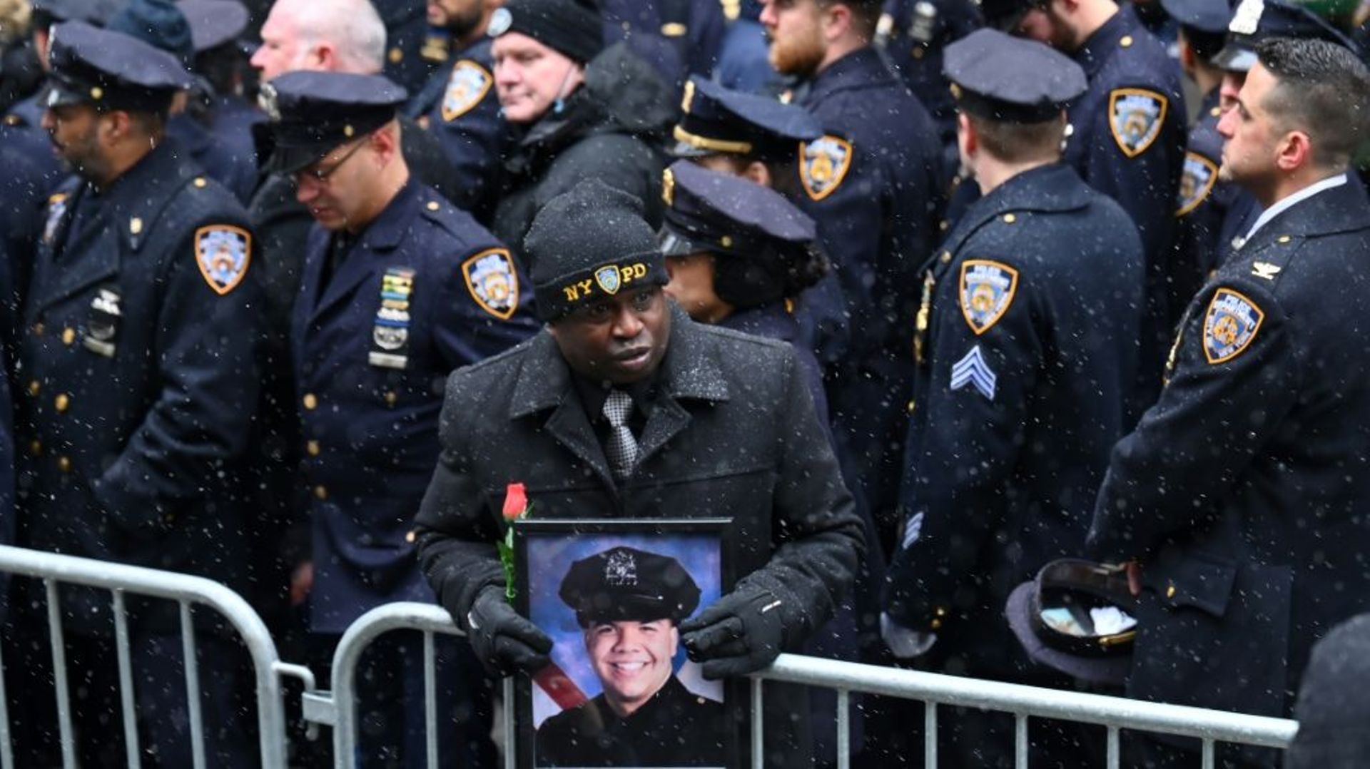 Des policiers rassemblés pour rendre hommage à l’agent Jason Rivera à New York le 28 janvier 2022