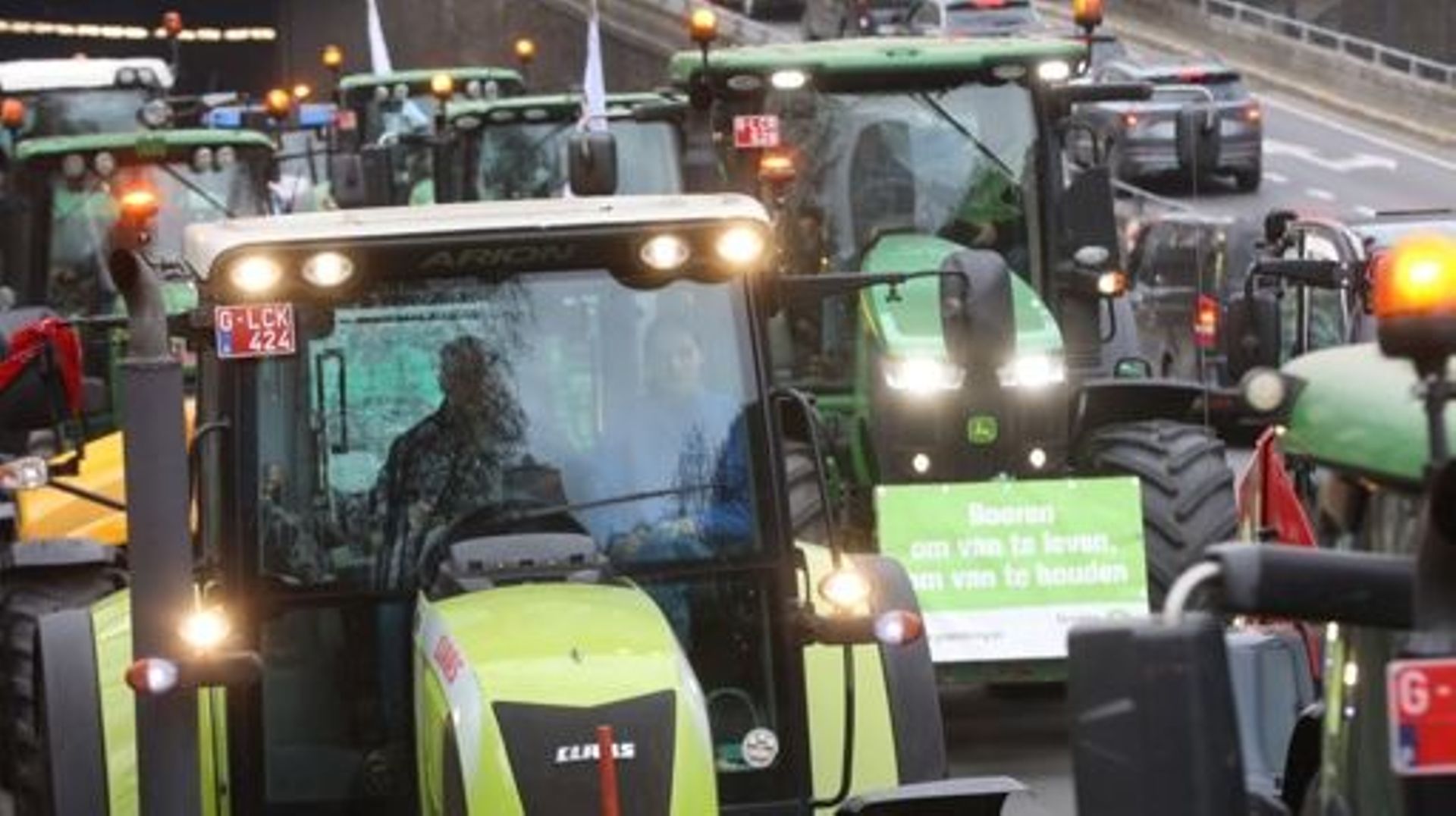 "Pas de fermiers, pas de nourriture" : plus de 2700 agriculteurs et tracteurs rassemblés à Bruxelles ce vendredi