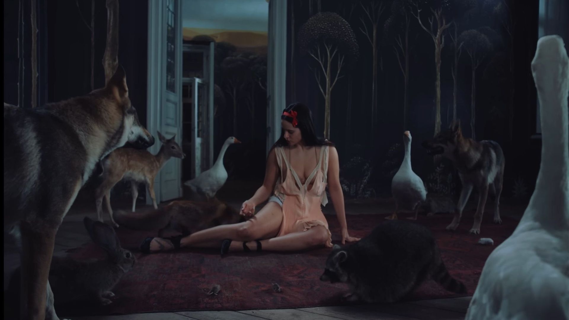 Rétro culturelle 2025 : le retour de l’esthétique gothique dans la culture populaire, de Tim Burton à Rosalía