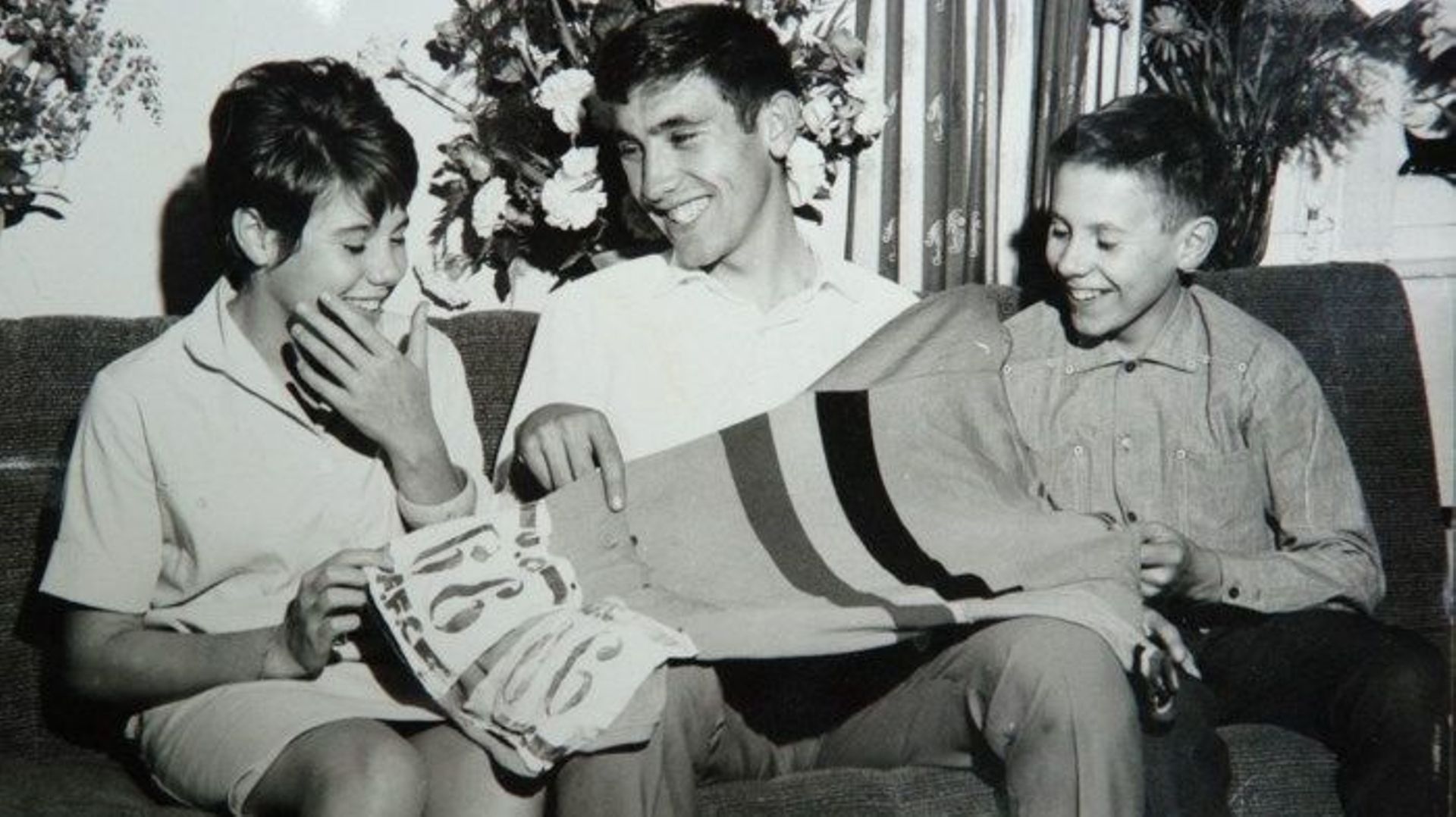 Eddy Merckx entouré de sa sœur Micheline et de son frère Michel, deux de ses plus grands supporters.