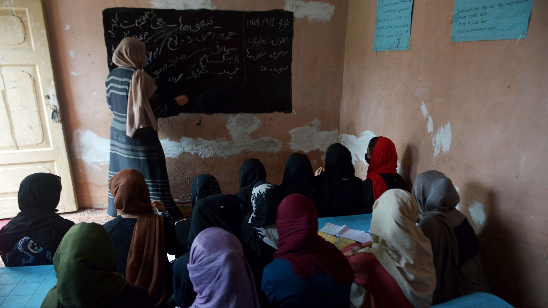 des filles qui étudient dans une école secrète en Afghanistan.