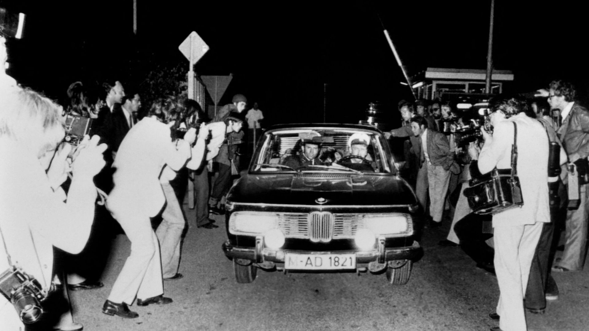 Une voiture de police avec des terroristes capturés quitte la base aérienne de Frstenfeldbruck, le 6 septembre 1972 à Munich, après l’échec de l’action des forces de police allemandes pour libérer les otages des terroristes palestiniens du groupe "Septemb