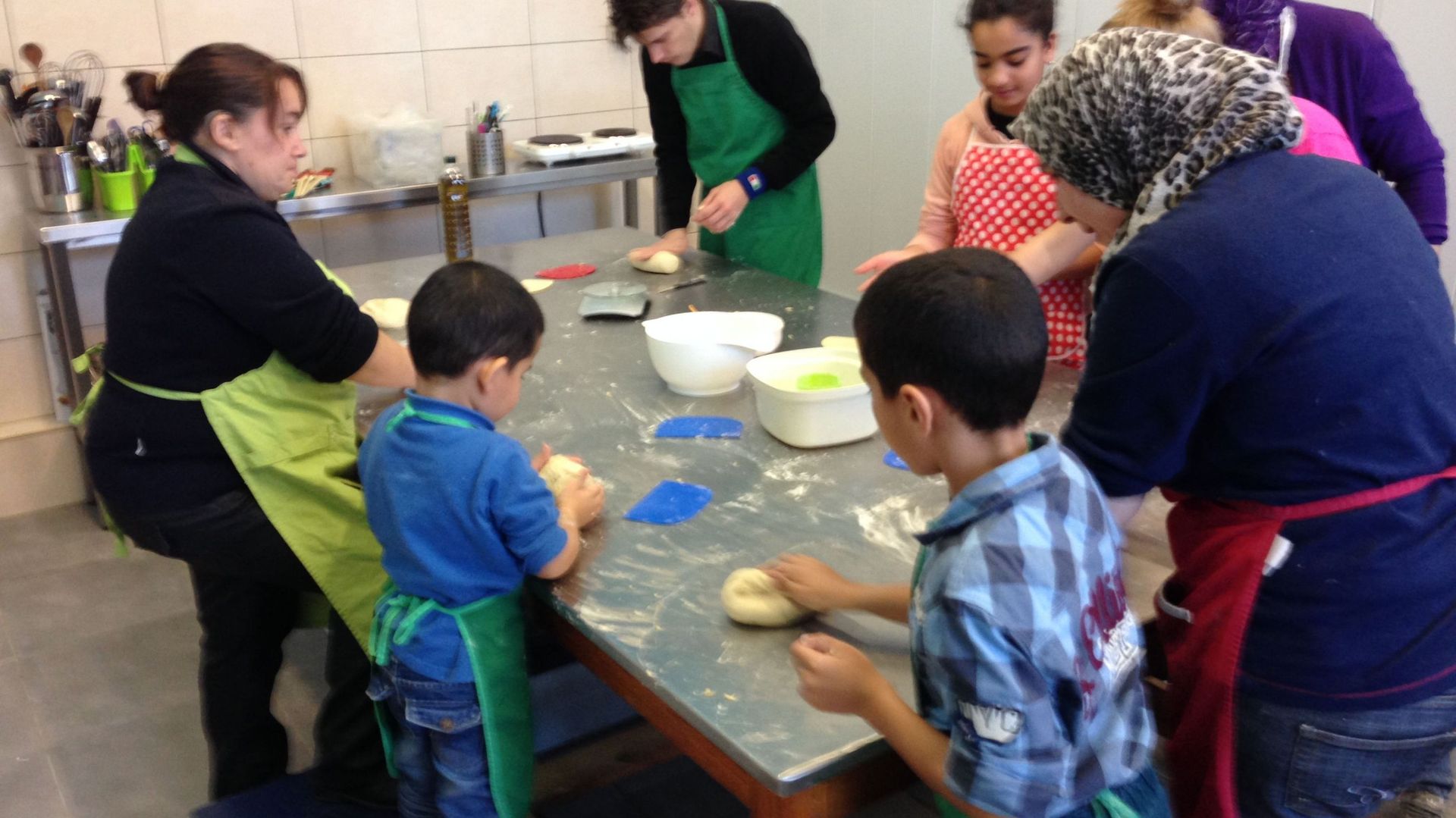 De nombreuses familles carolos ont participé aux ateliers boulangerie de l'asbl Circomédie 