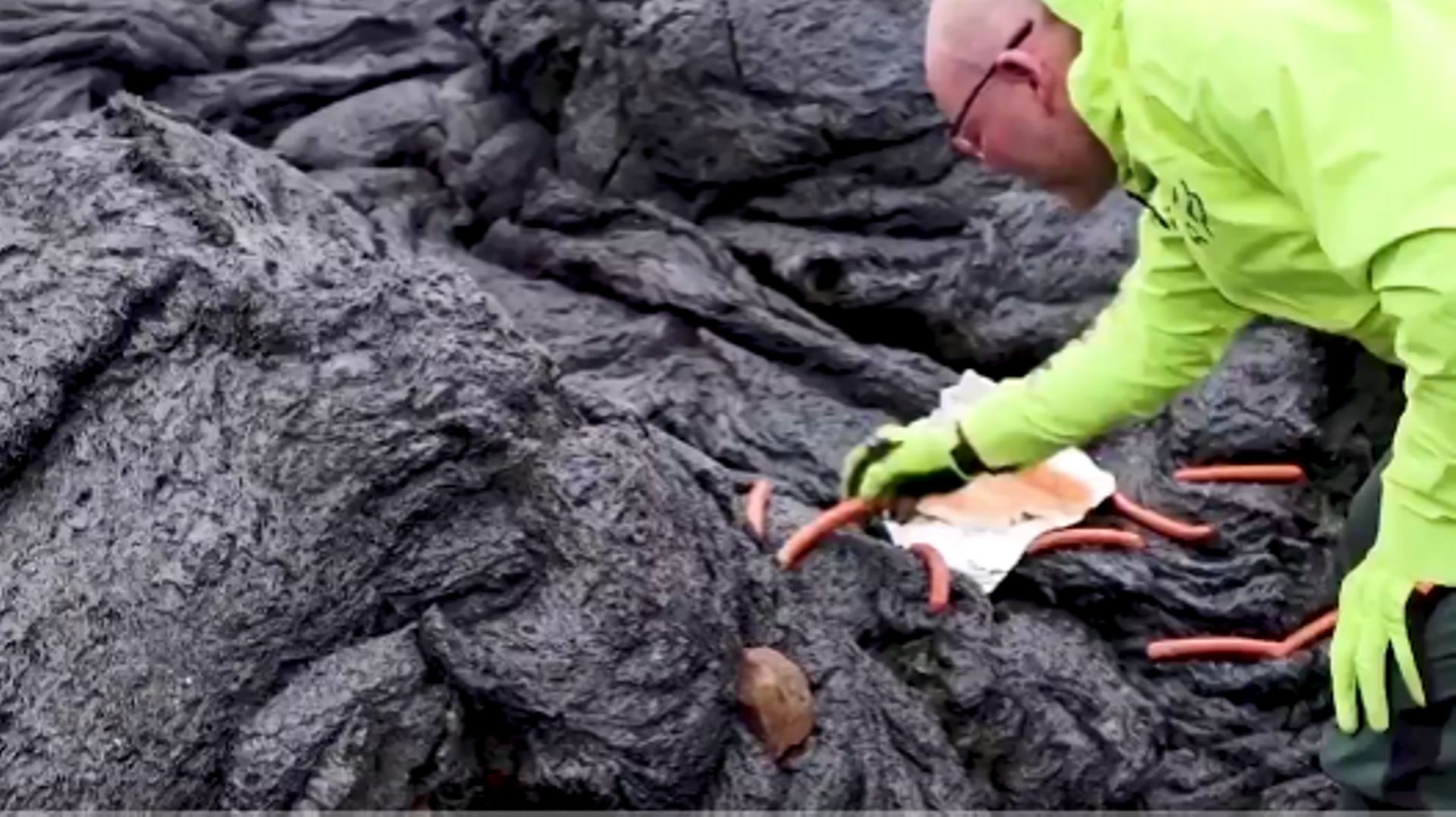 Cuire son hot-dog sur la lave pendant l’éruption du volcan Fagradalsfjall en Islande.