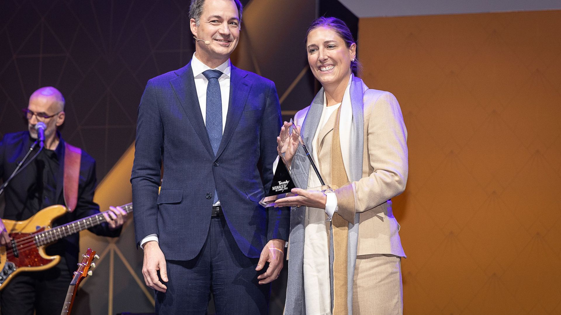 Diane Govaerts a reçu son trophée de Manager de l’année des mains sur Premier ministre, Alexander De Croo.