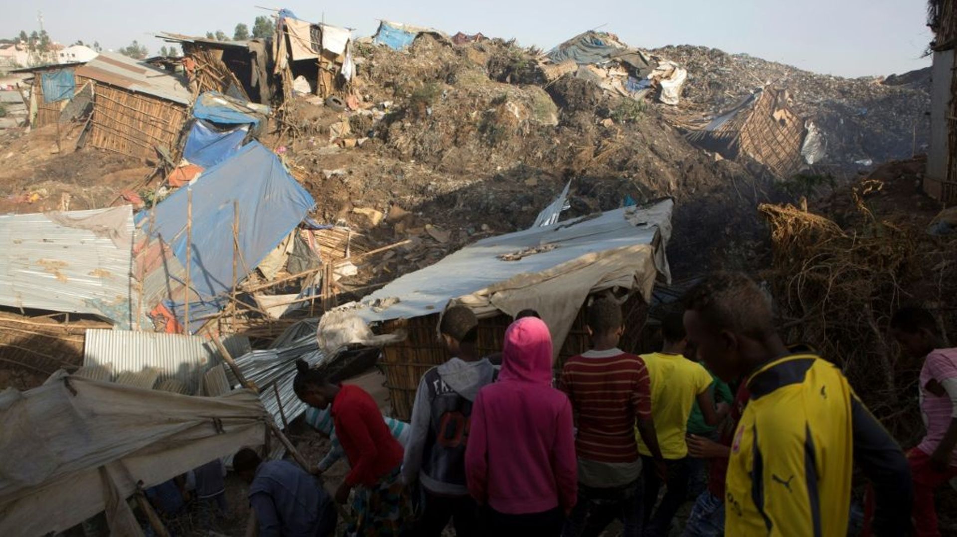 Des habitants regardent les dégâts après un immense éboulement d'ordures dans la plus grande décharge d'Ethiopie, en périphérie d'Addis Abeba, le 12 mars 2017
