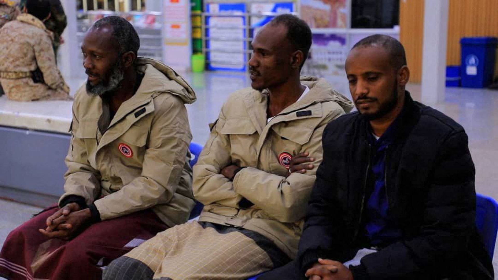 Des prisonniers soudanais à l’aéroport de Sana’a, au Yémen.